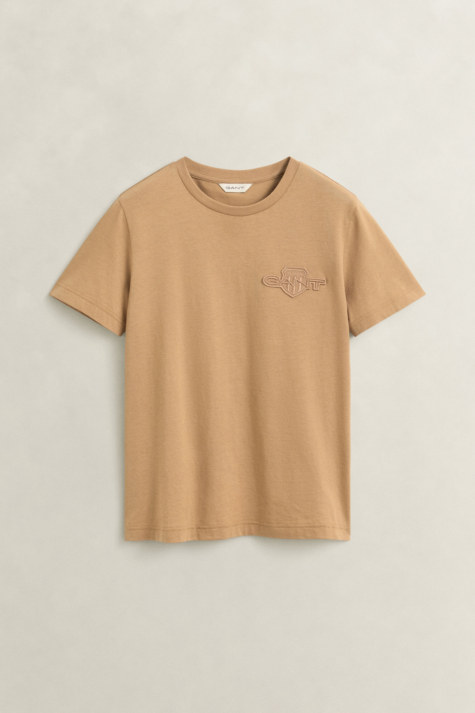 T-shirt avec écusson ton sur ton