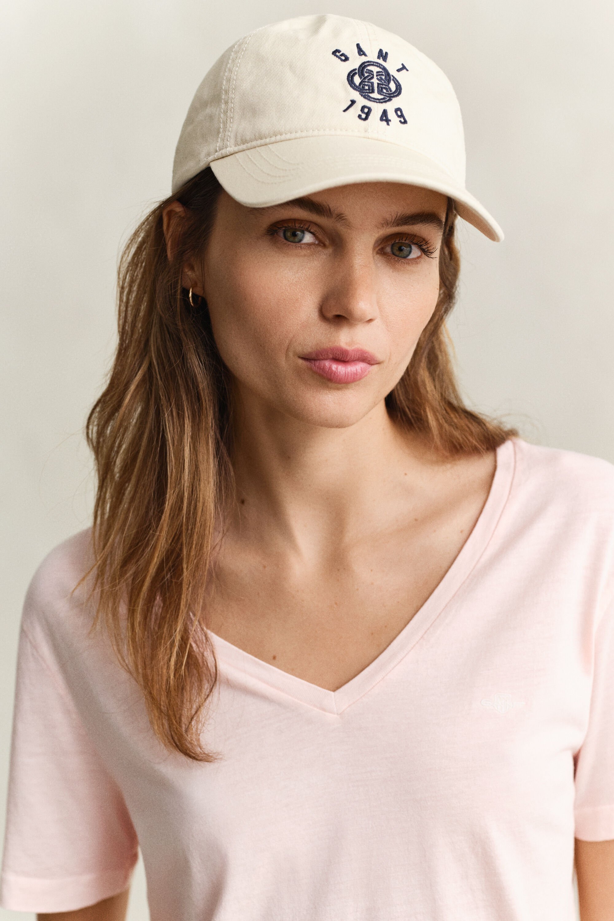 T-shirt col V délavé avec écusson