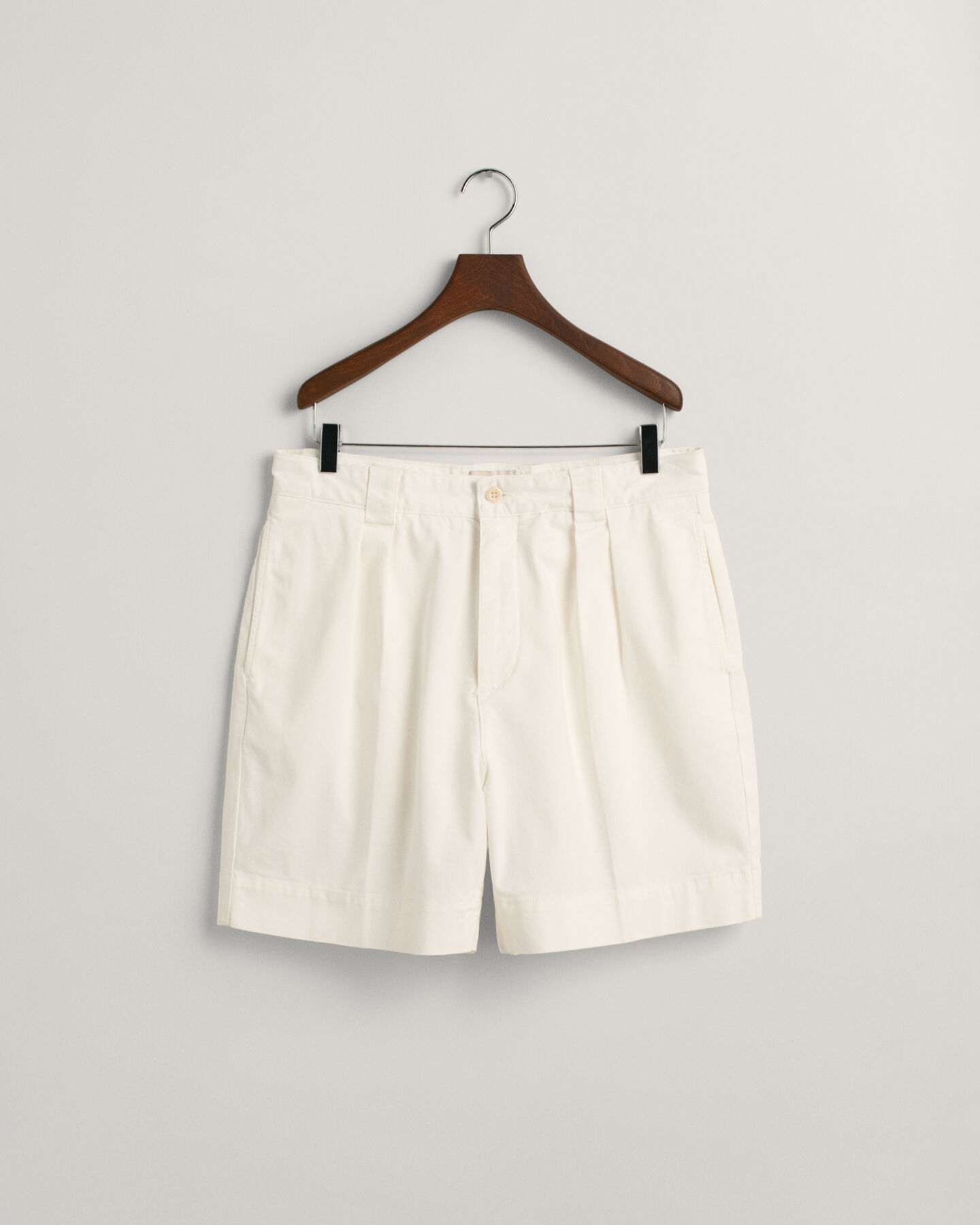 Short chino en serg&eacute; pliss&eacute;