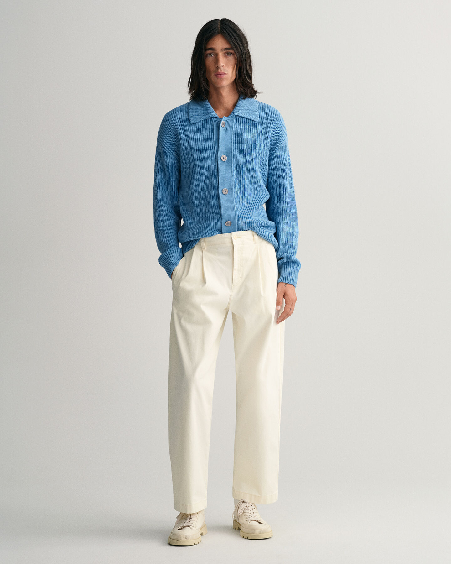 Pantalon chino relaxed fit pliss&eacute;