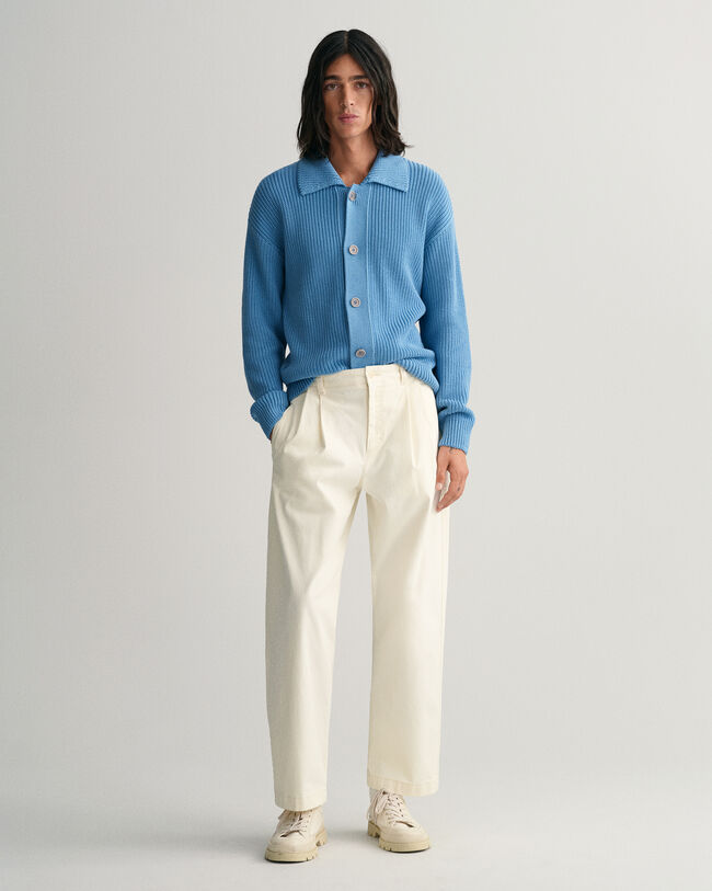 Pantalon chino relaxed fit pliss&eacute;