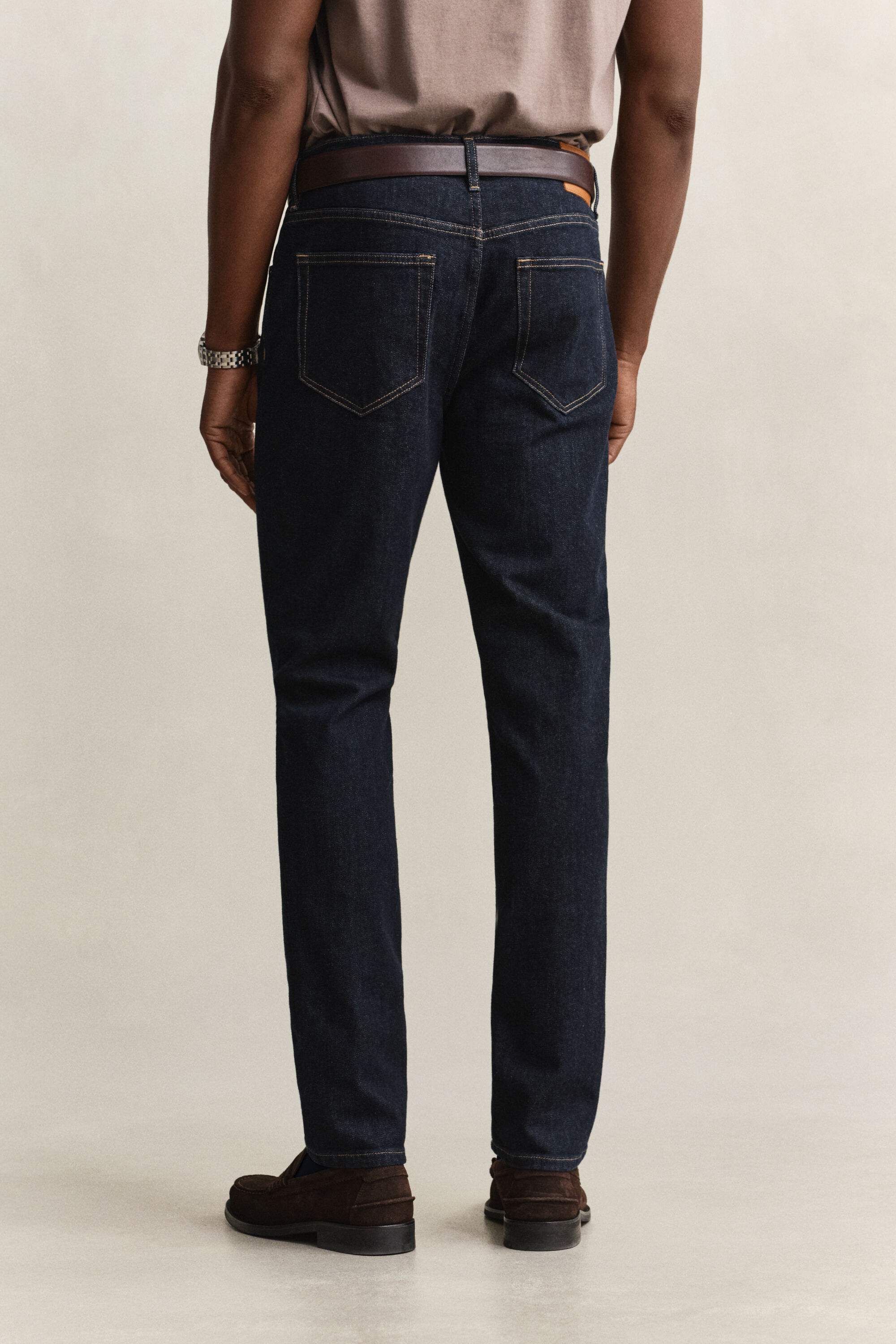Jean coupe slim à délavage épuré