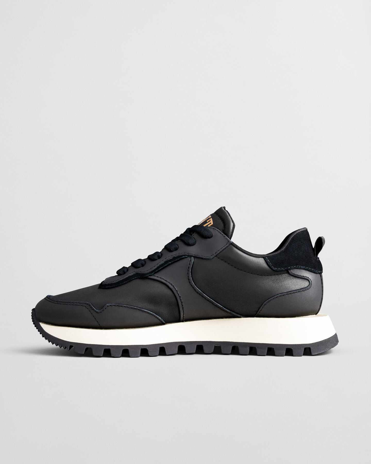 Baskets en daim et satin Caffay