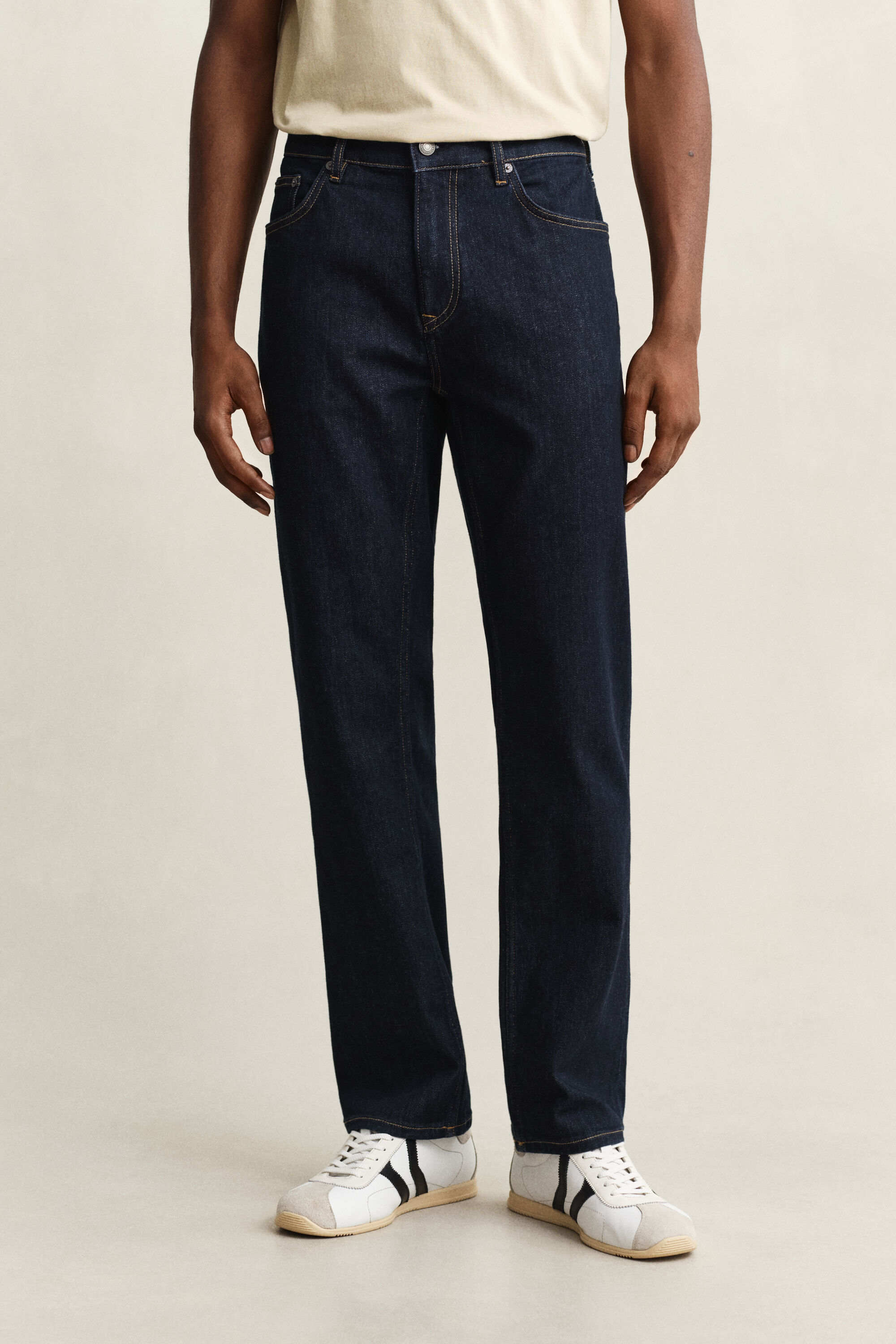 Jean coupe regular à délavage épuré