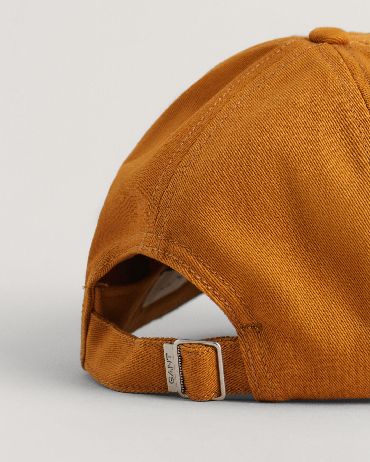 Casquette en serg&eacute; de coton avec &eacute;cusson G