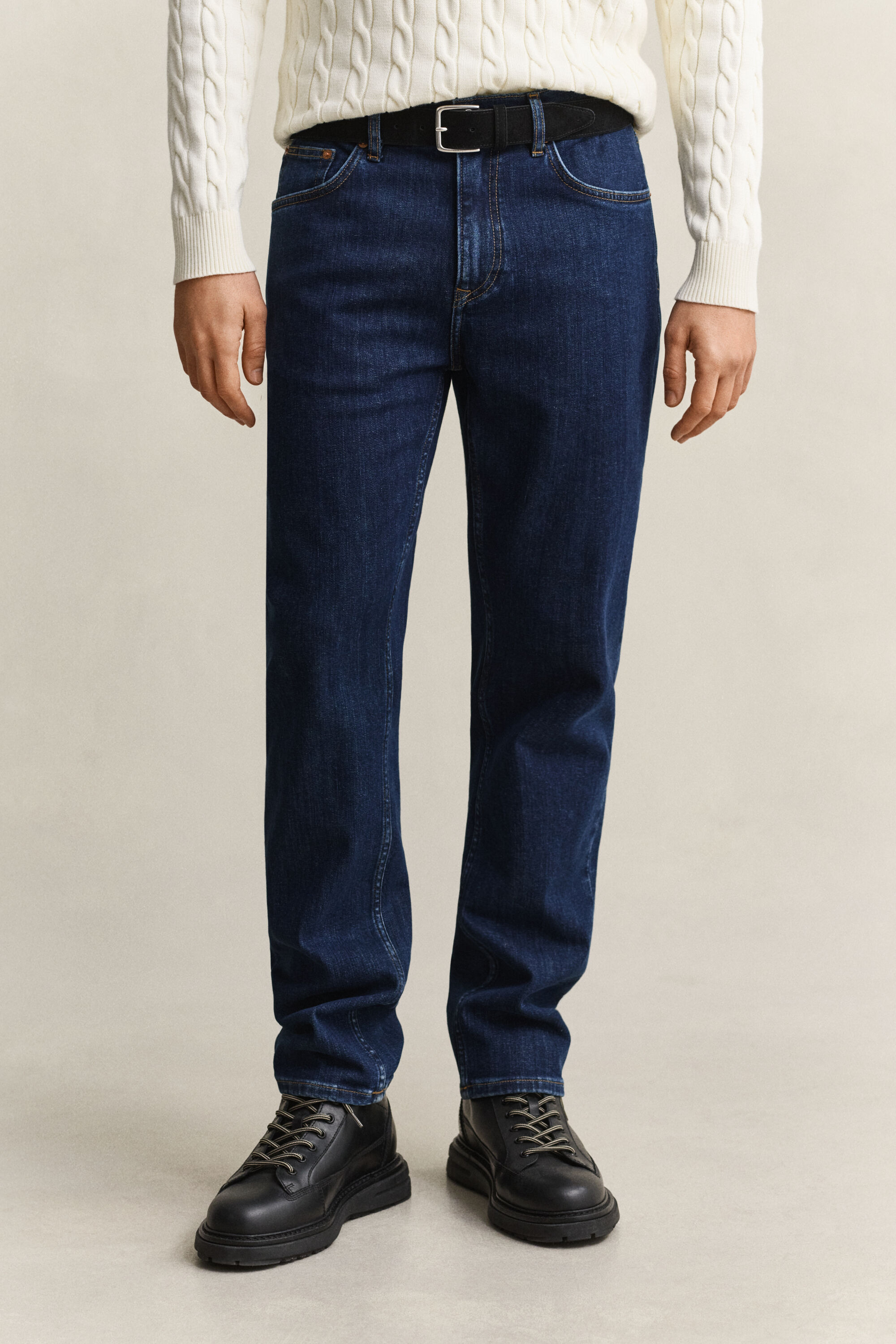 Jean coupe regular à délavage épuré