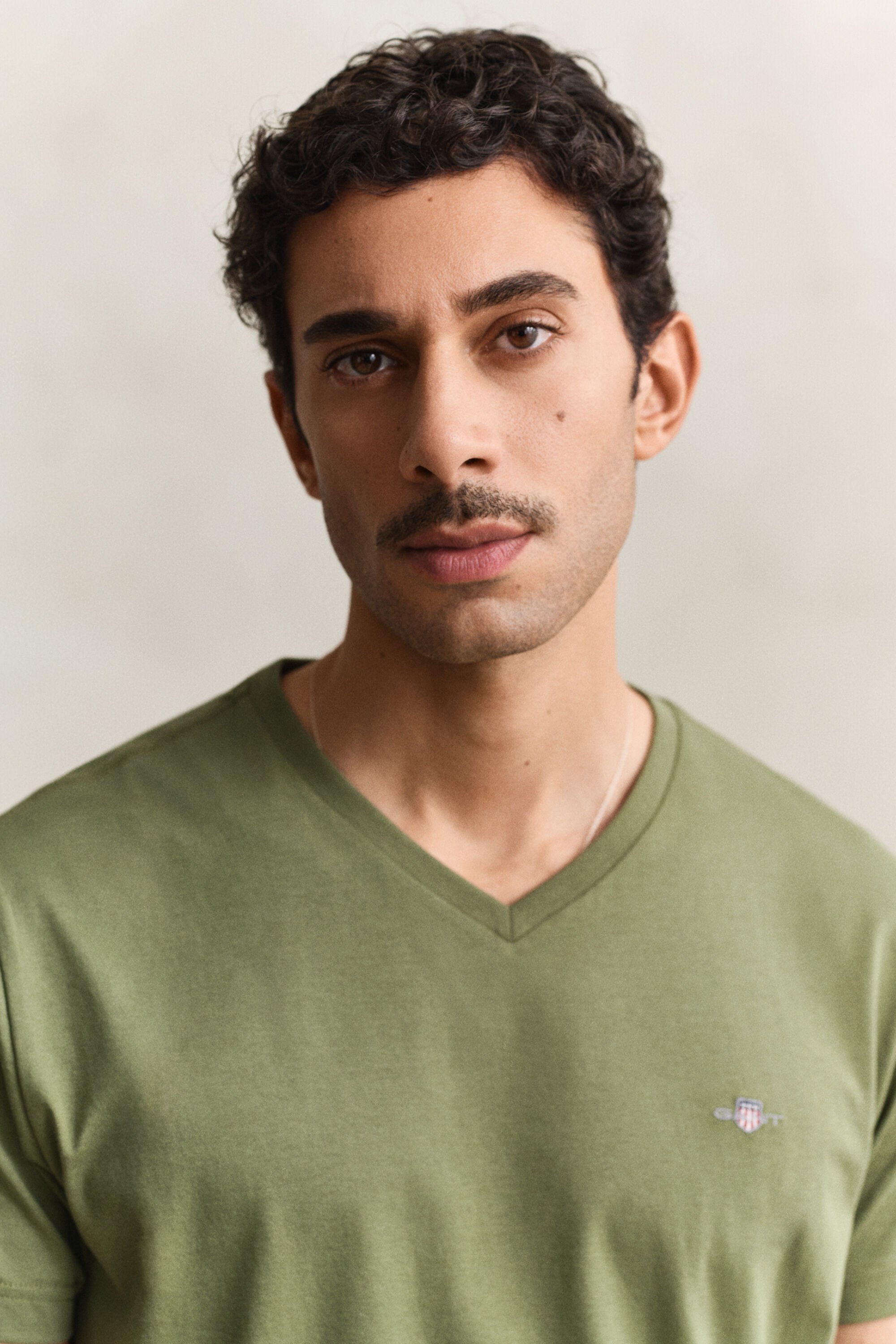 T-shirt col V coupe slim Shield