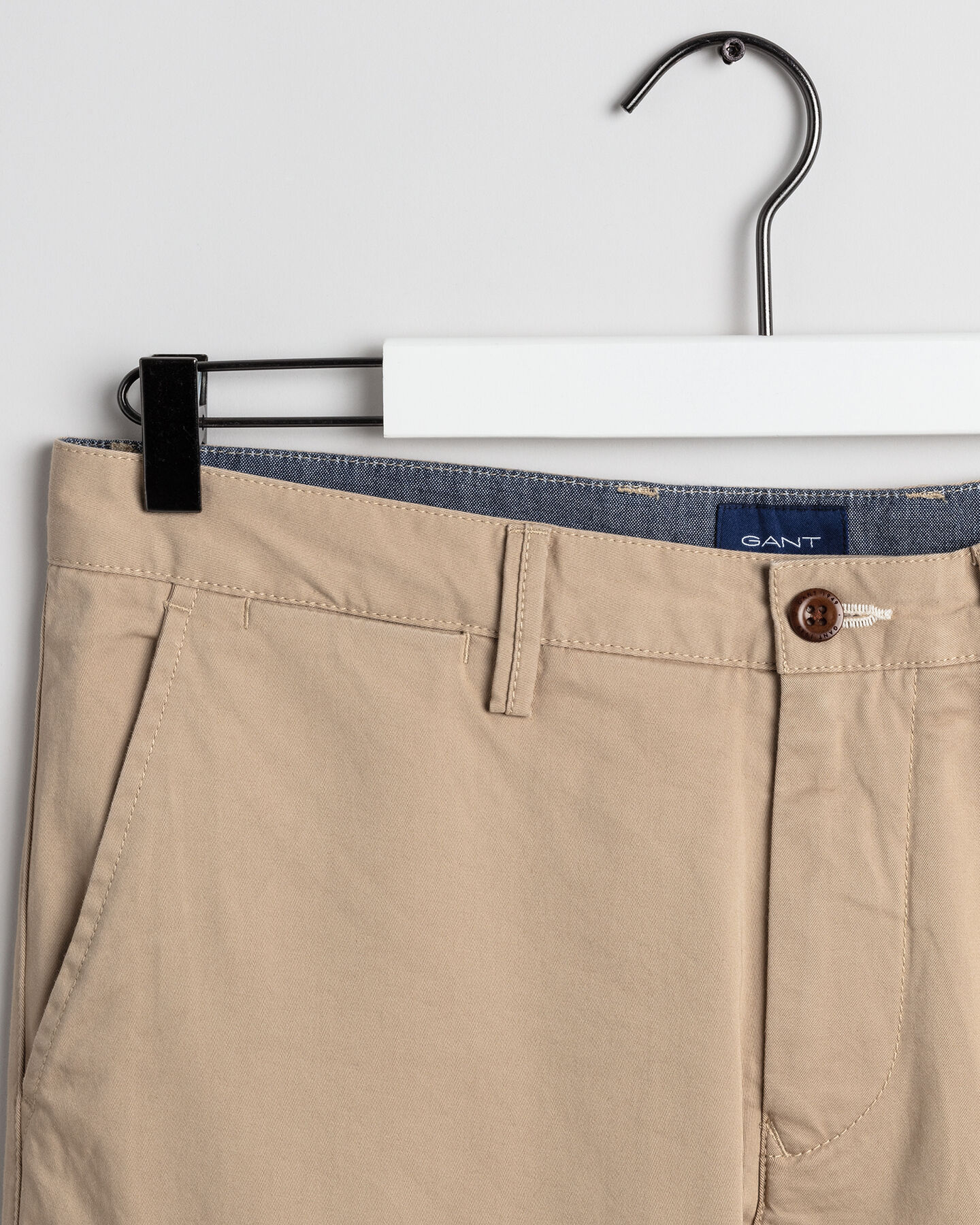 Pantalon chino regular fit en serg&eacute;