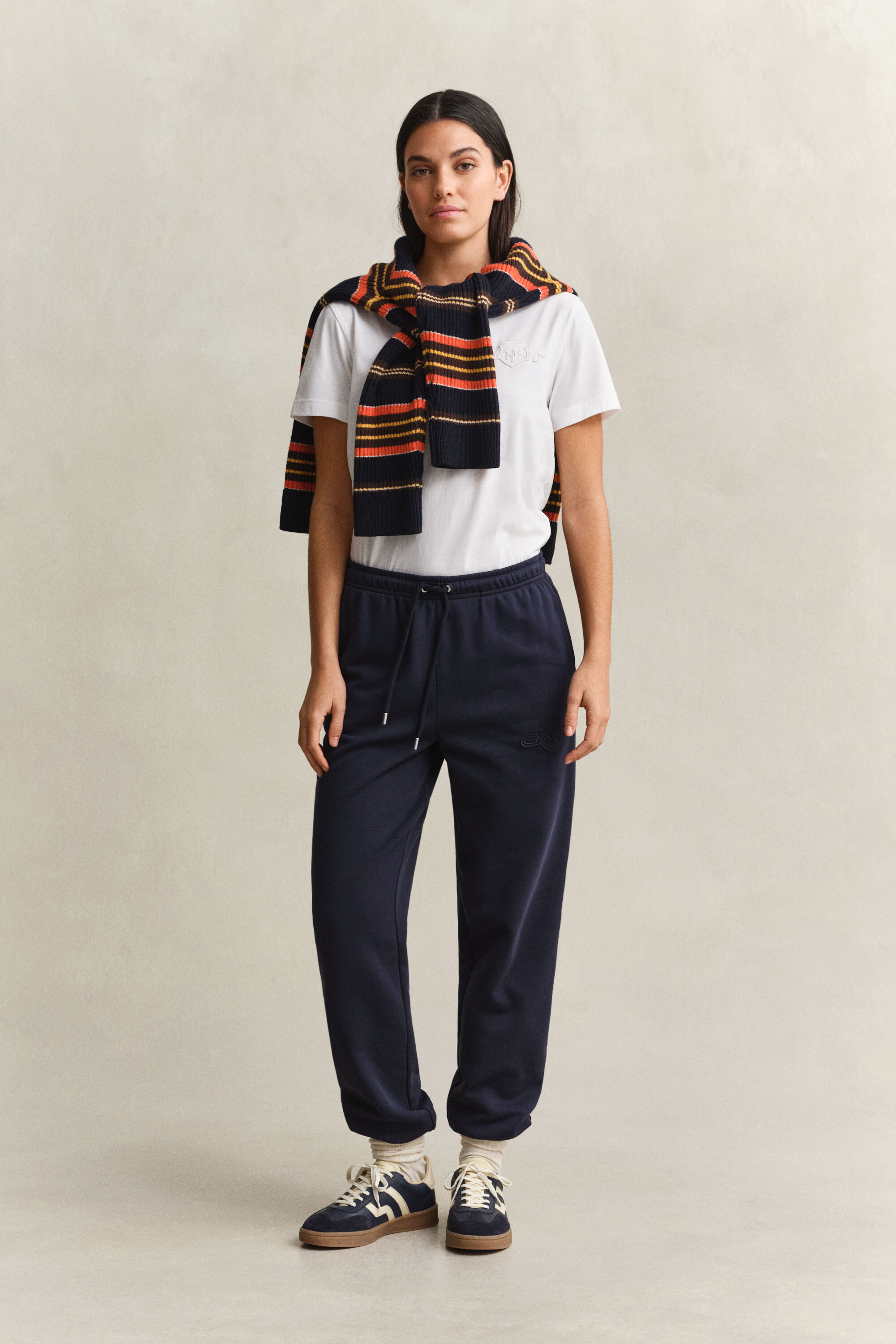 Pantalon de jogging avec écusson ton sur ton
