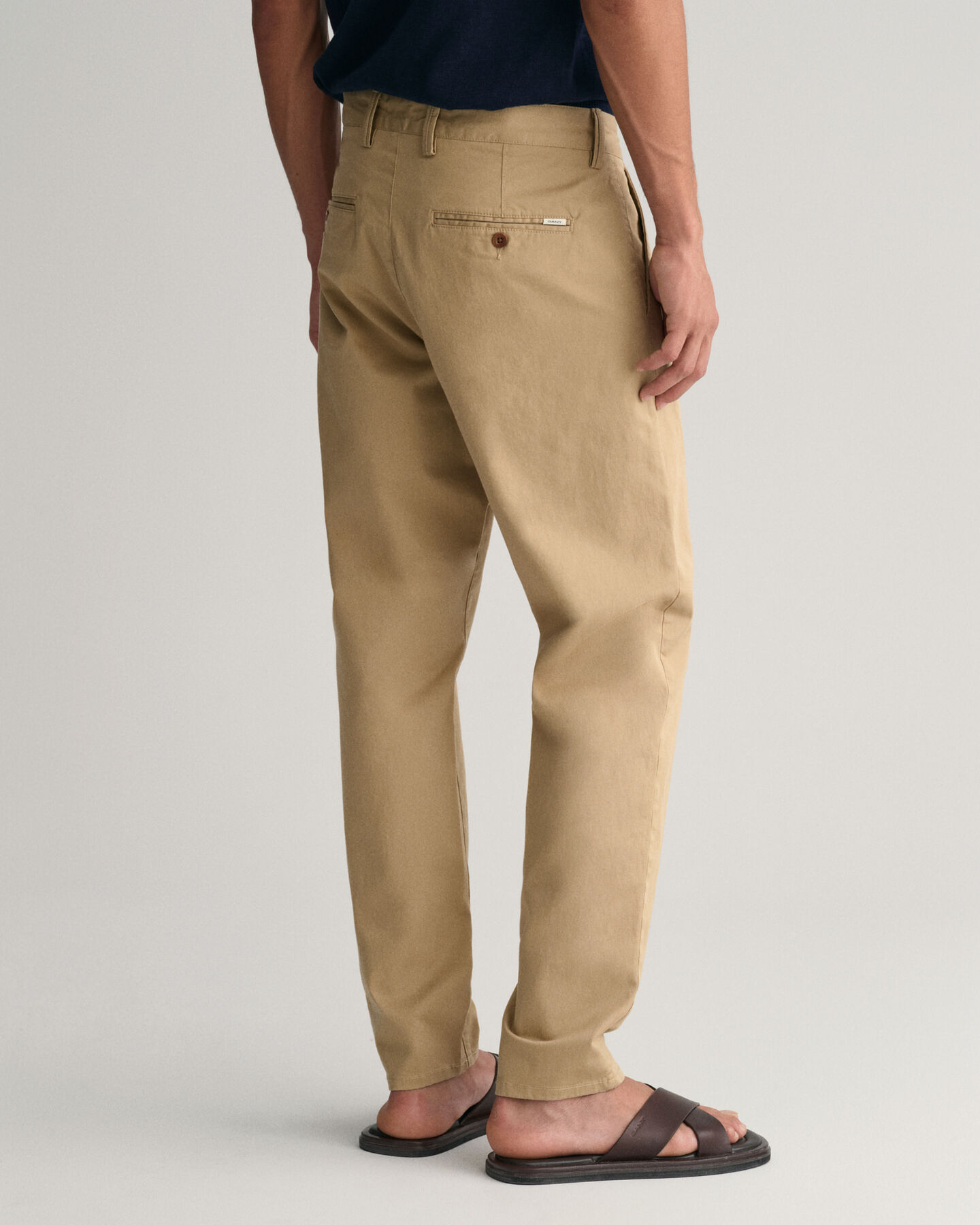 Pantalon chino coupe fuselée en sergé