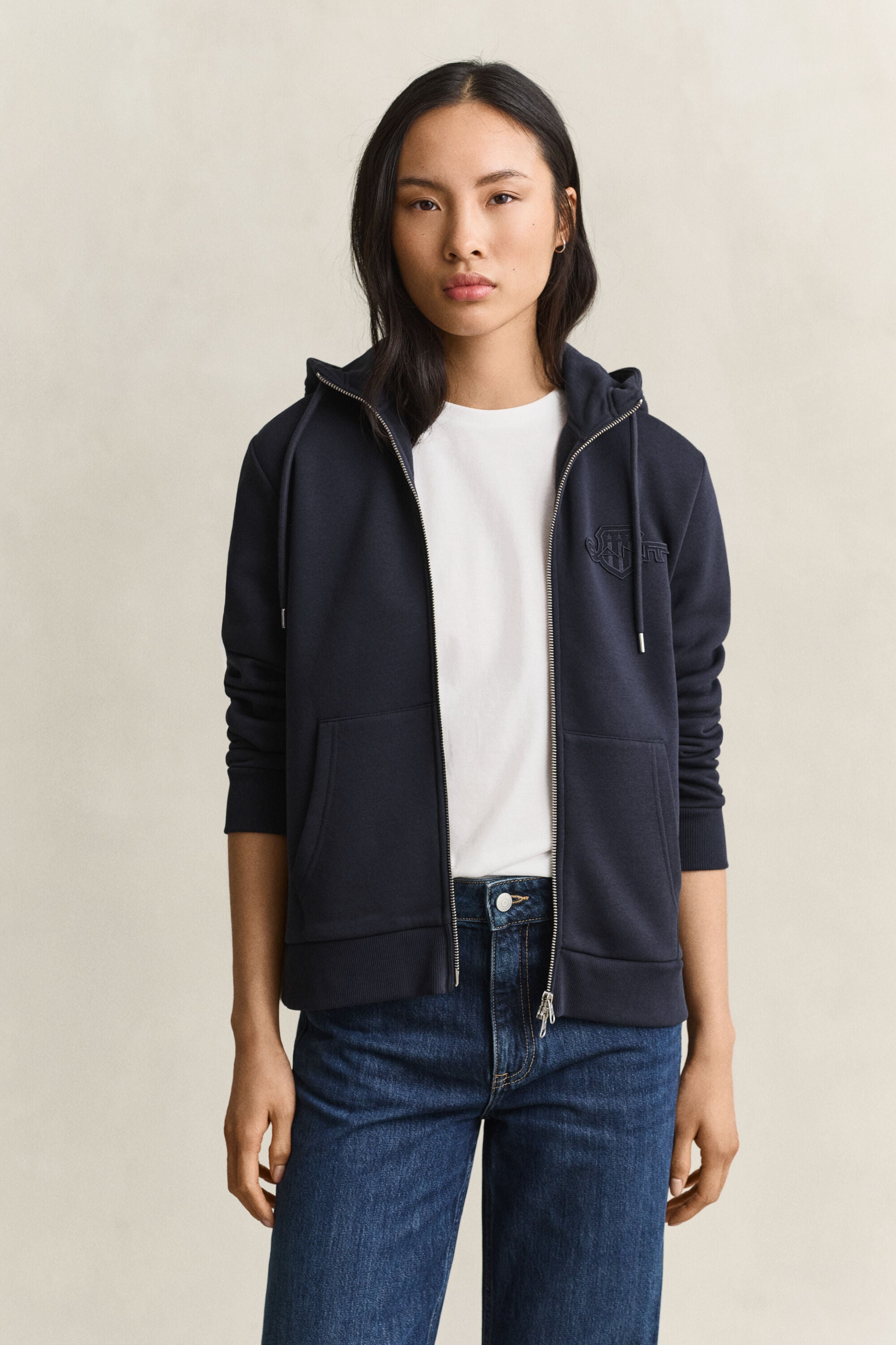 Sweat à capuche zippé avec écusson ton sur ton