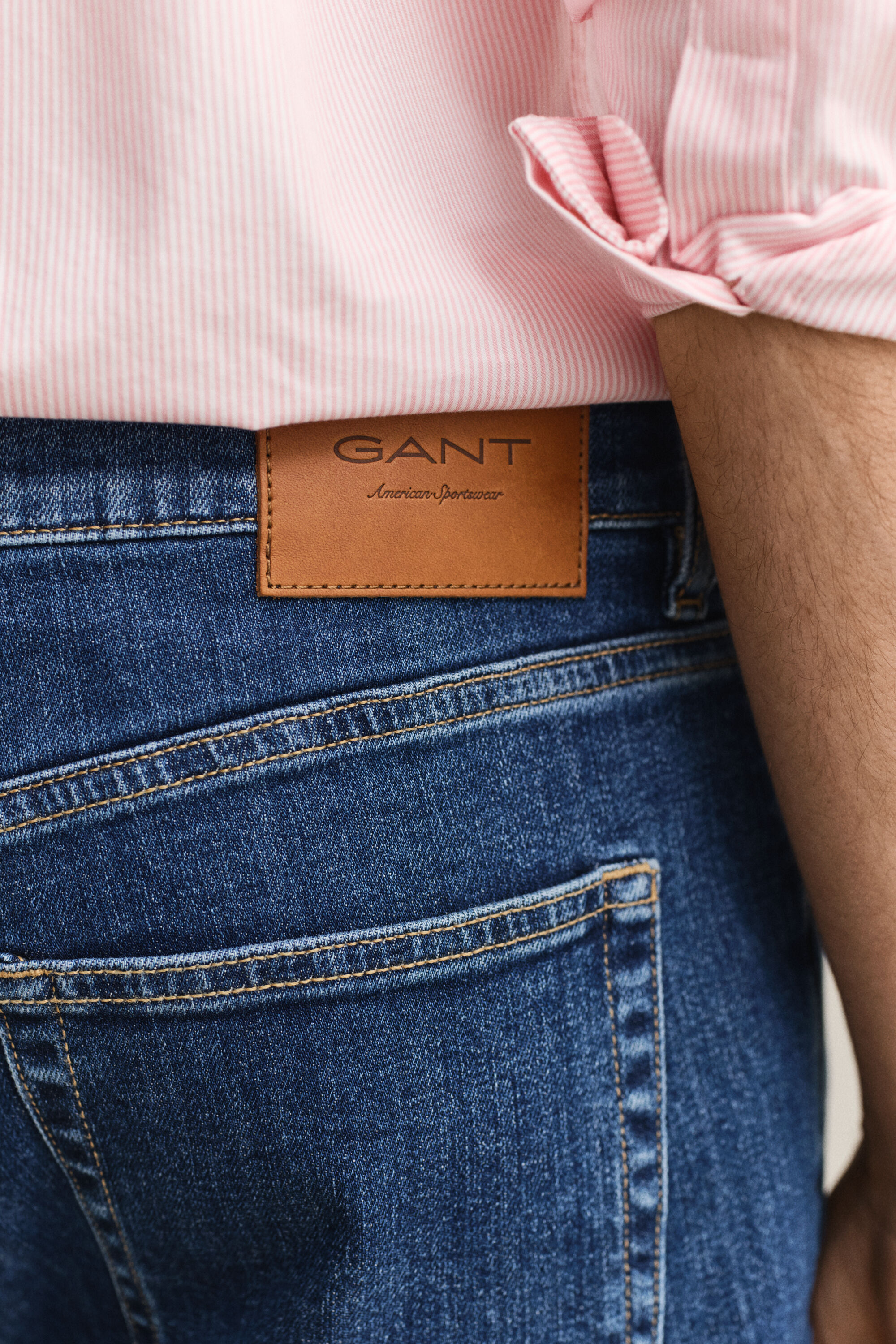 Jean coupe slim à délavage épuré