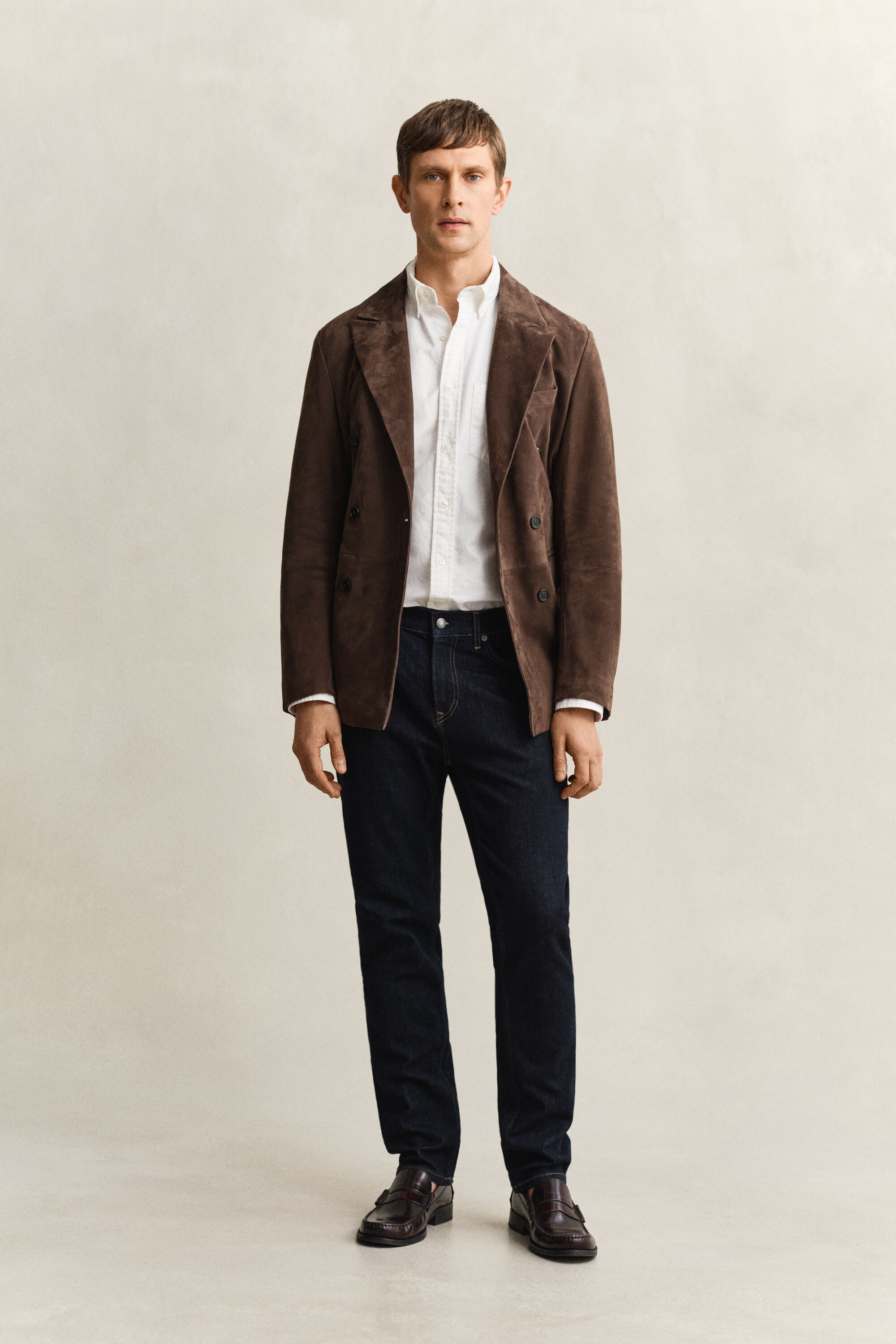 Jean coupe slim à délavage épuré