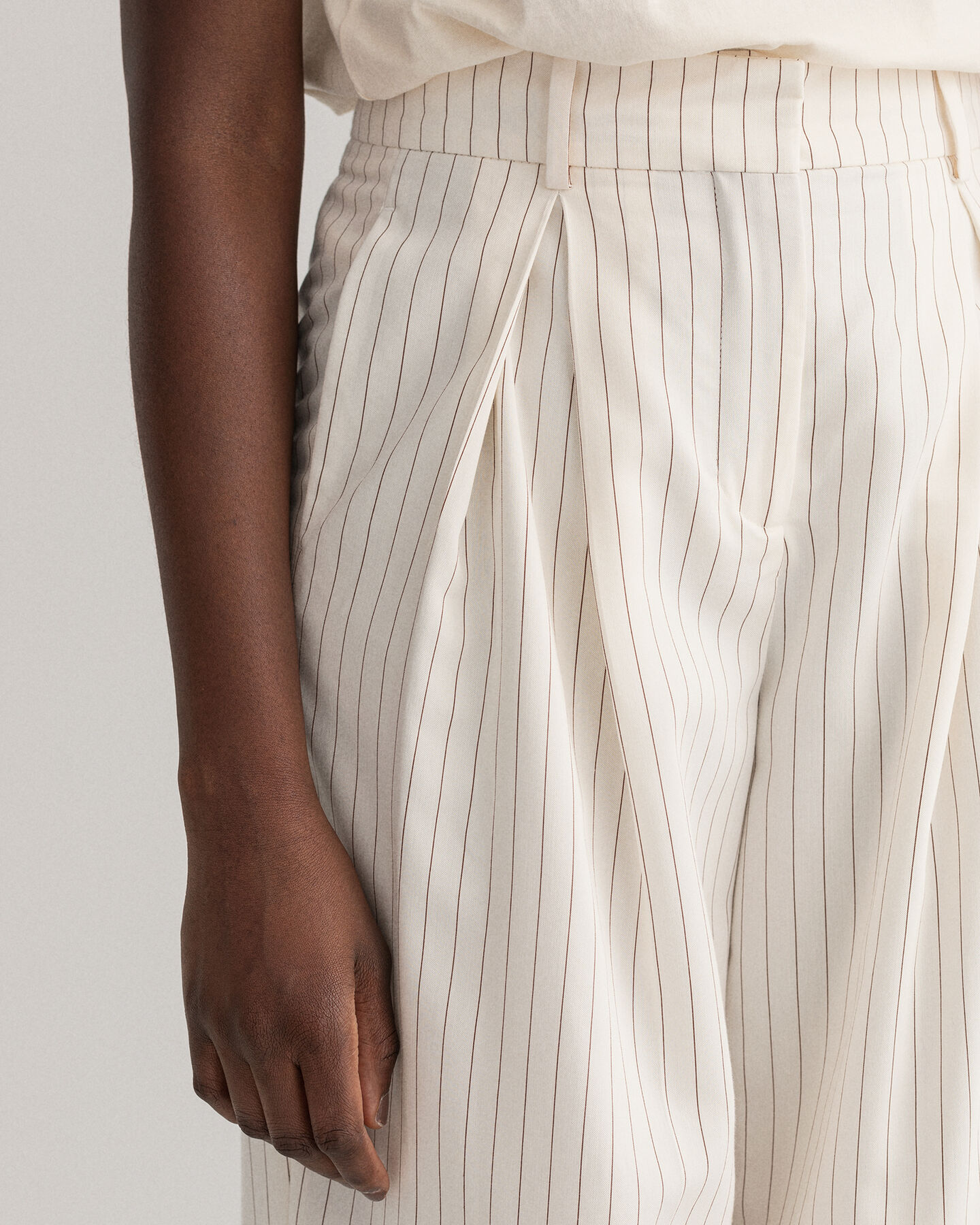 Pantalon pliss&eacute; &agrave; jambes larges et rayures tennis