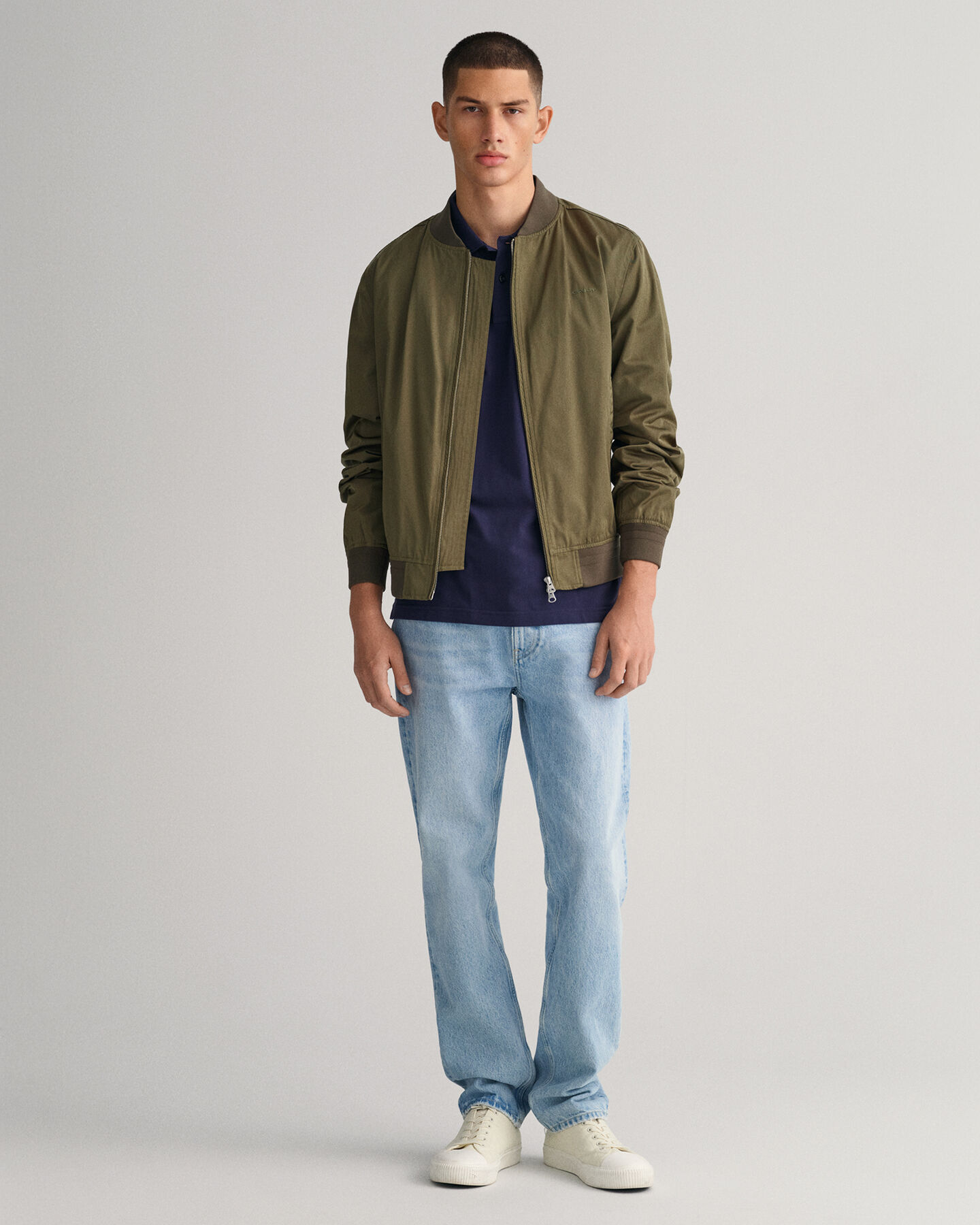 Polo en coton piqu&eacute; avec col &agrave; rayures et liser&eacute; contrast&eacute;