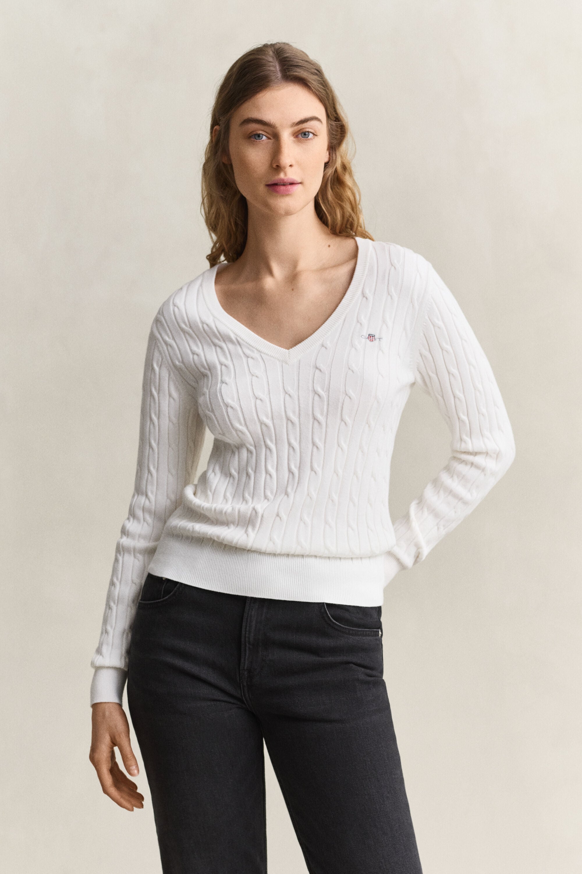 Pull col V en maille de coton stretch à torsades
