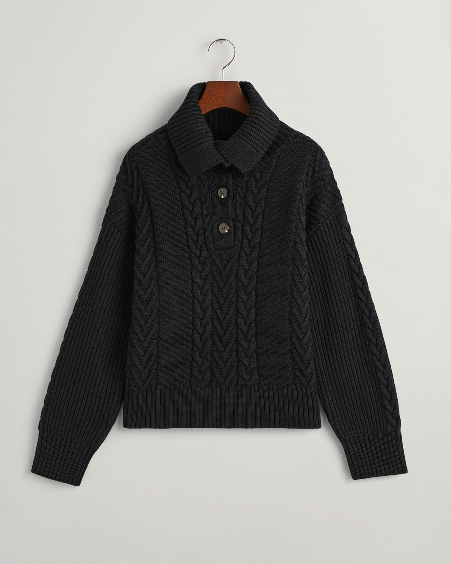 Pull en maille torsadée à col roulé boutonné