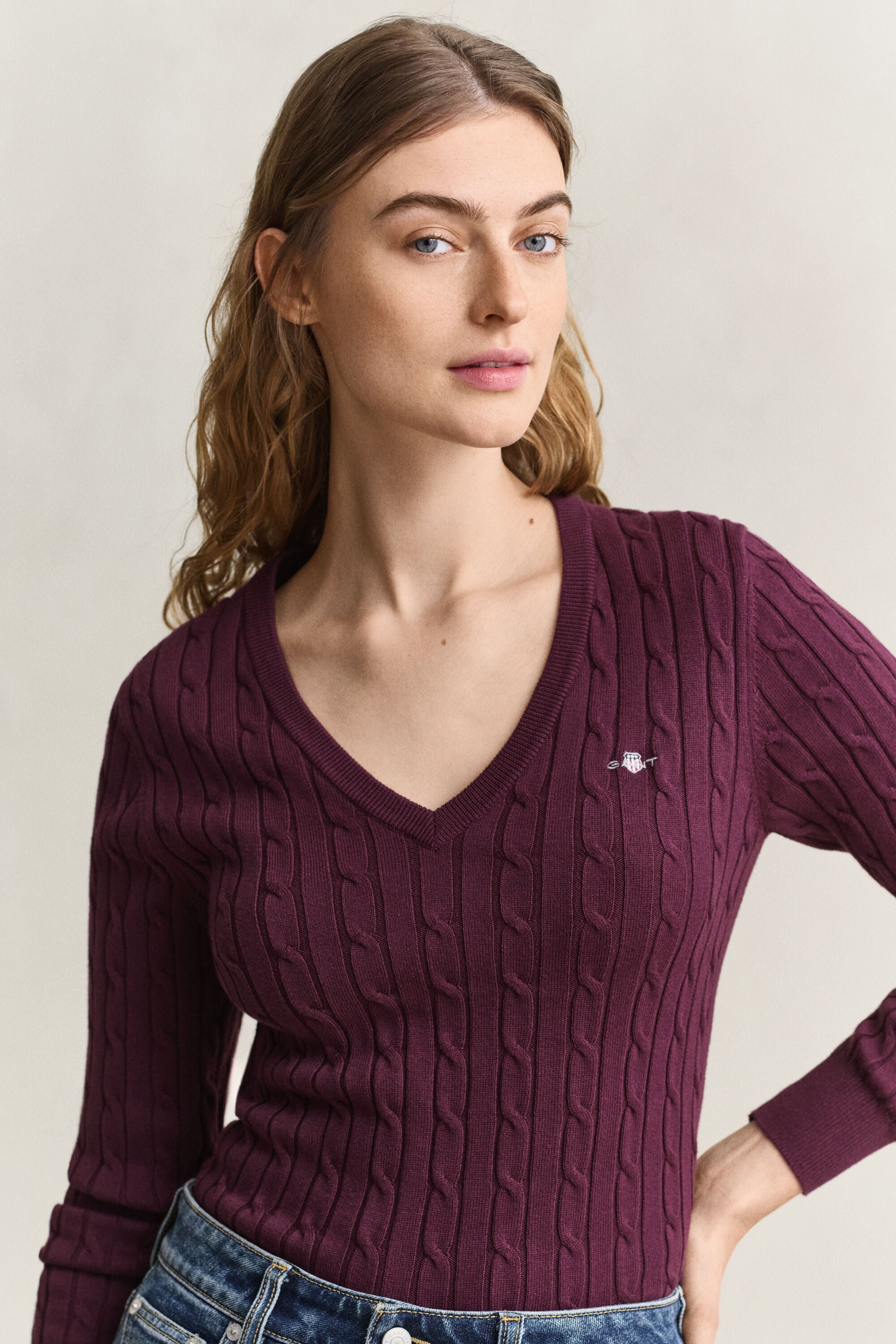 Pull col V en maille de coton stretch à torsades