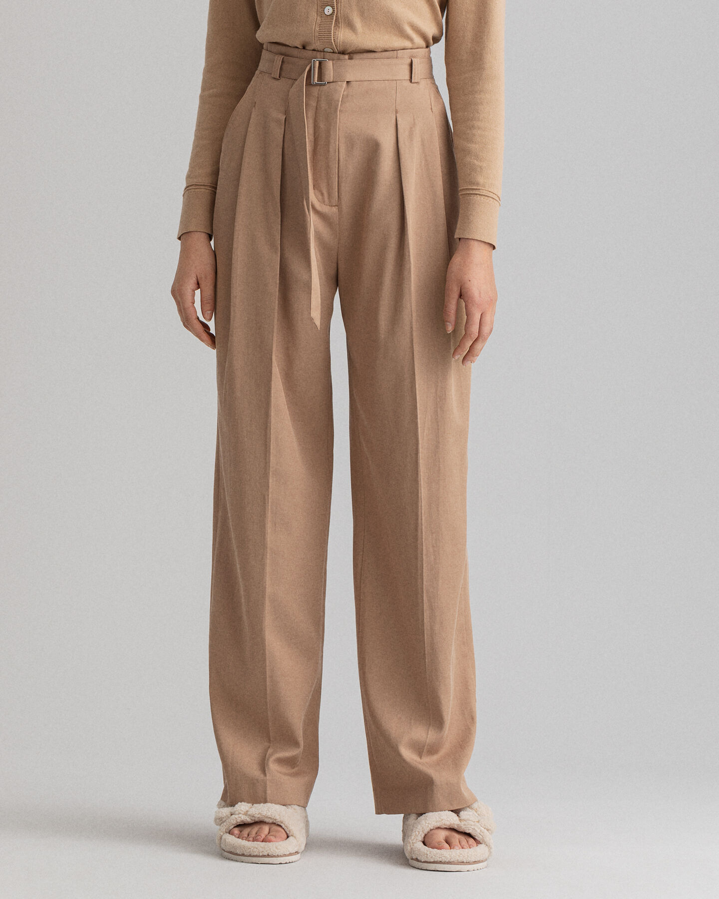 Pantalon chino pliss&eacute; &agrave; taille haute Fluid