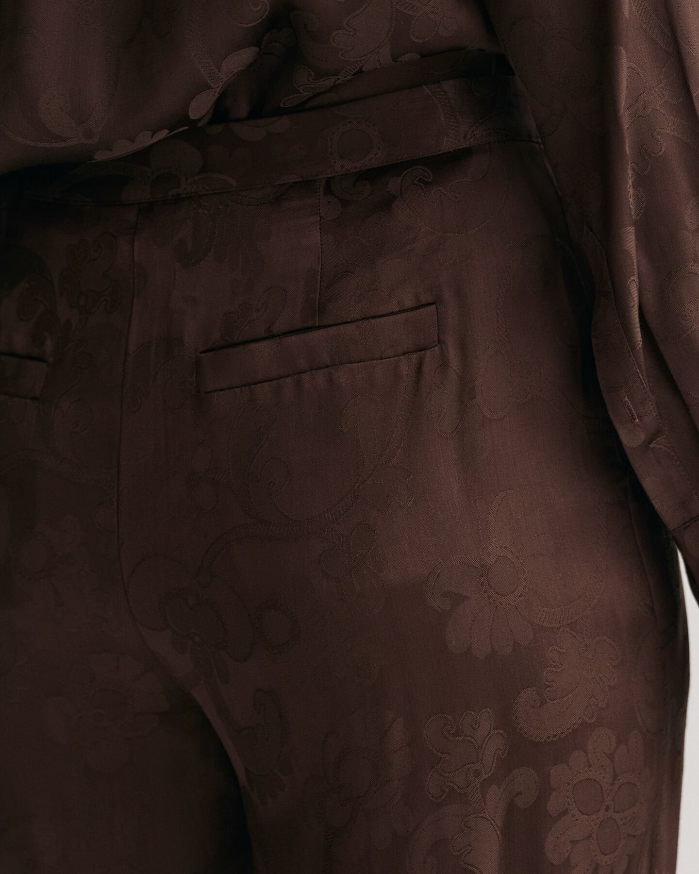 Pantalon &agrave; jambes larges avec motif en jacquard fa&ccedil;on dentelle