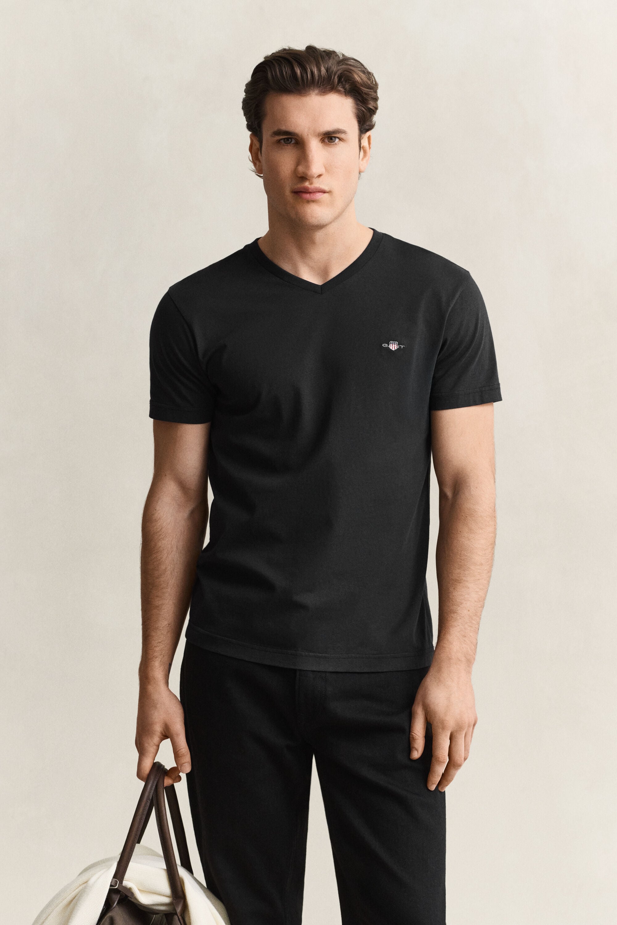 T-shirt col V avec écusson
