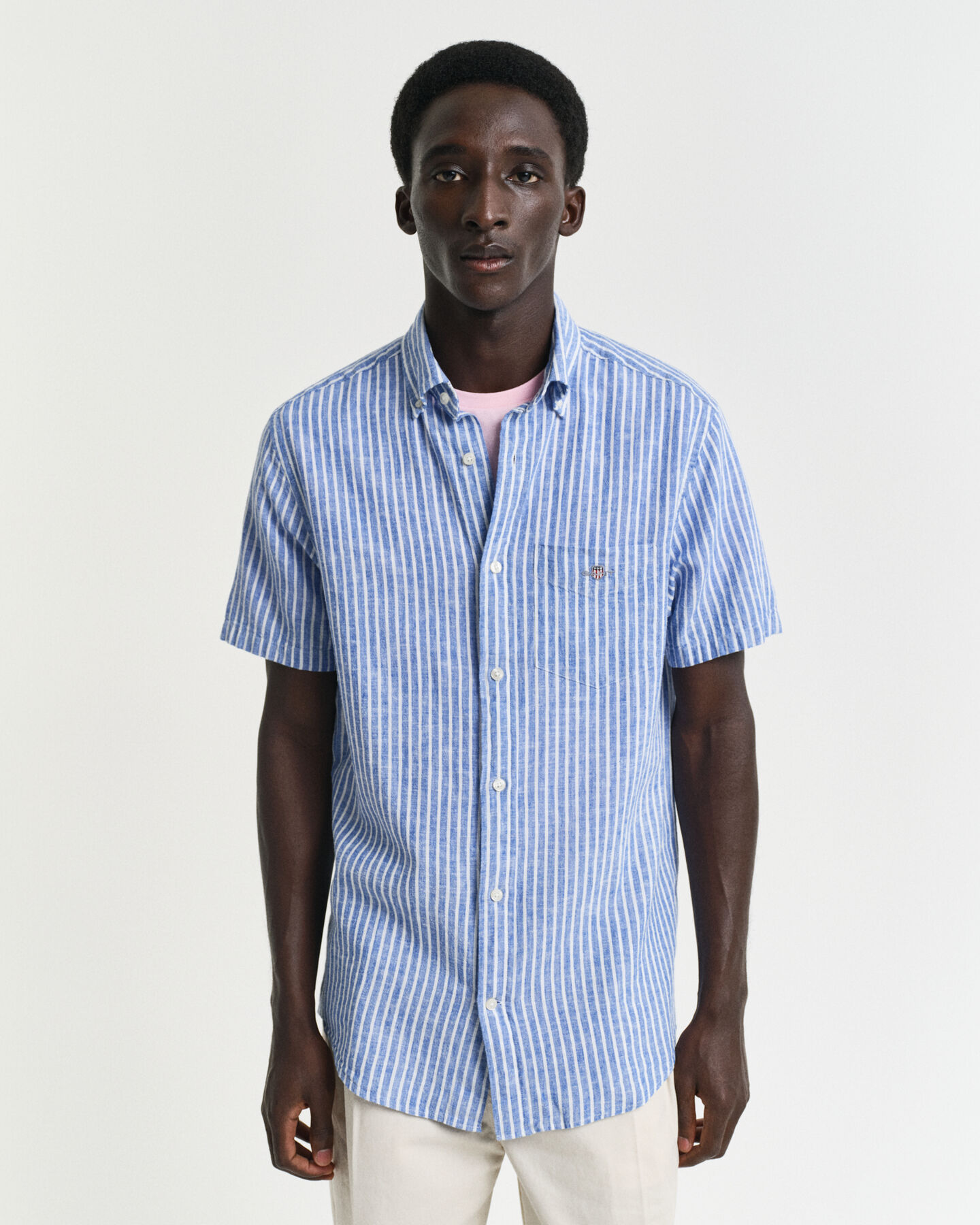 Chemise regular fit en coton et lin à rayures et manches courtes