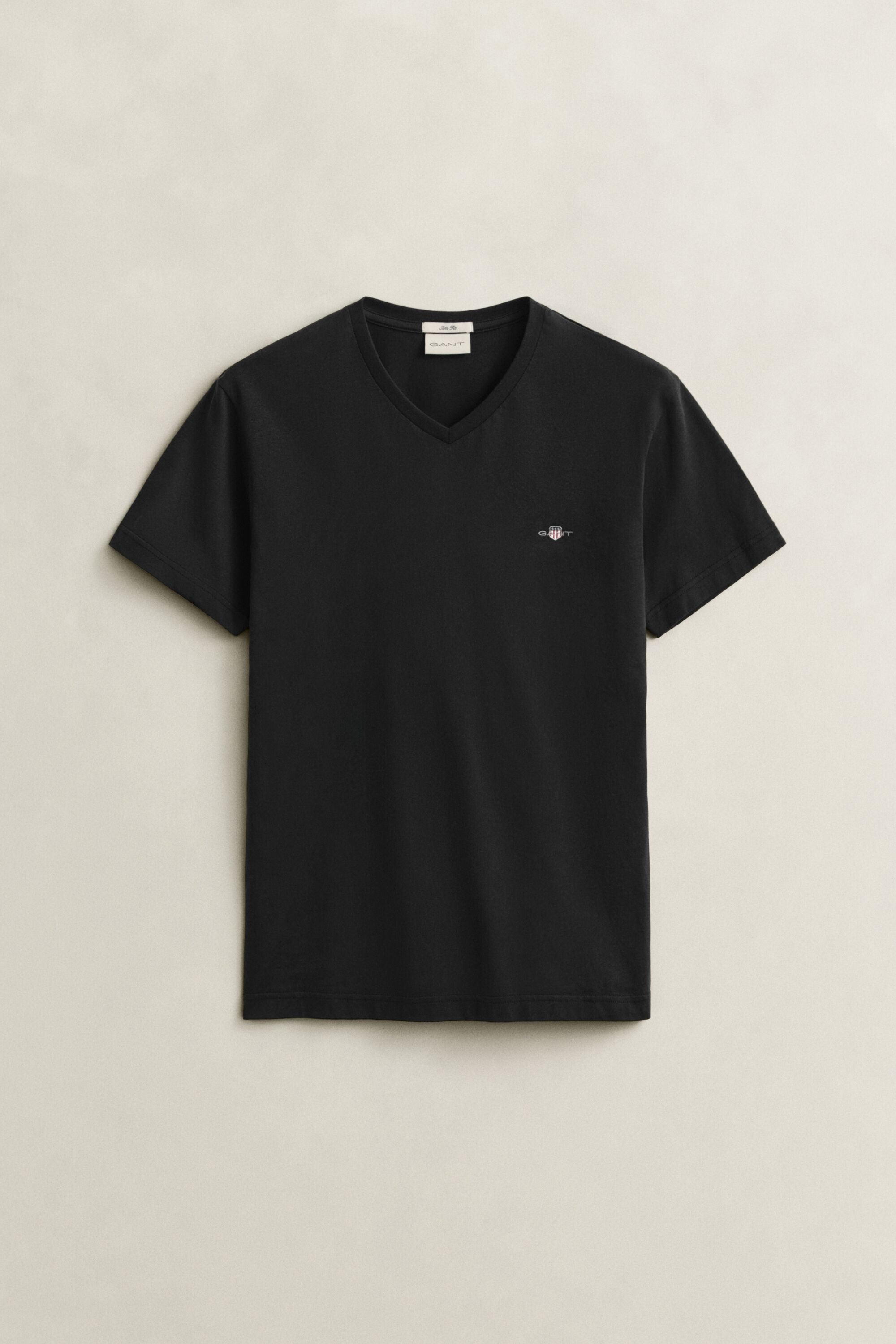 T-shirt col V coupe slim avec écusson