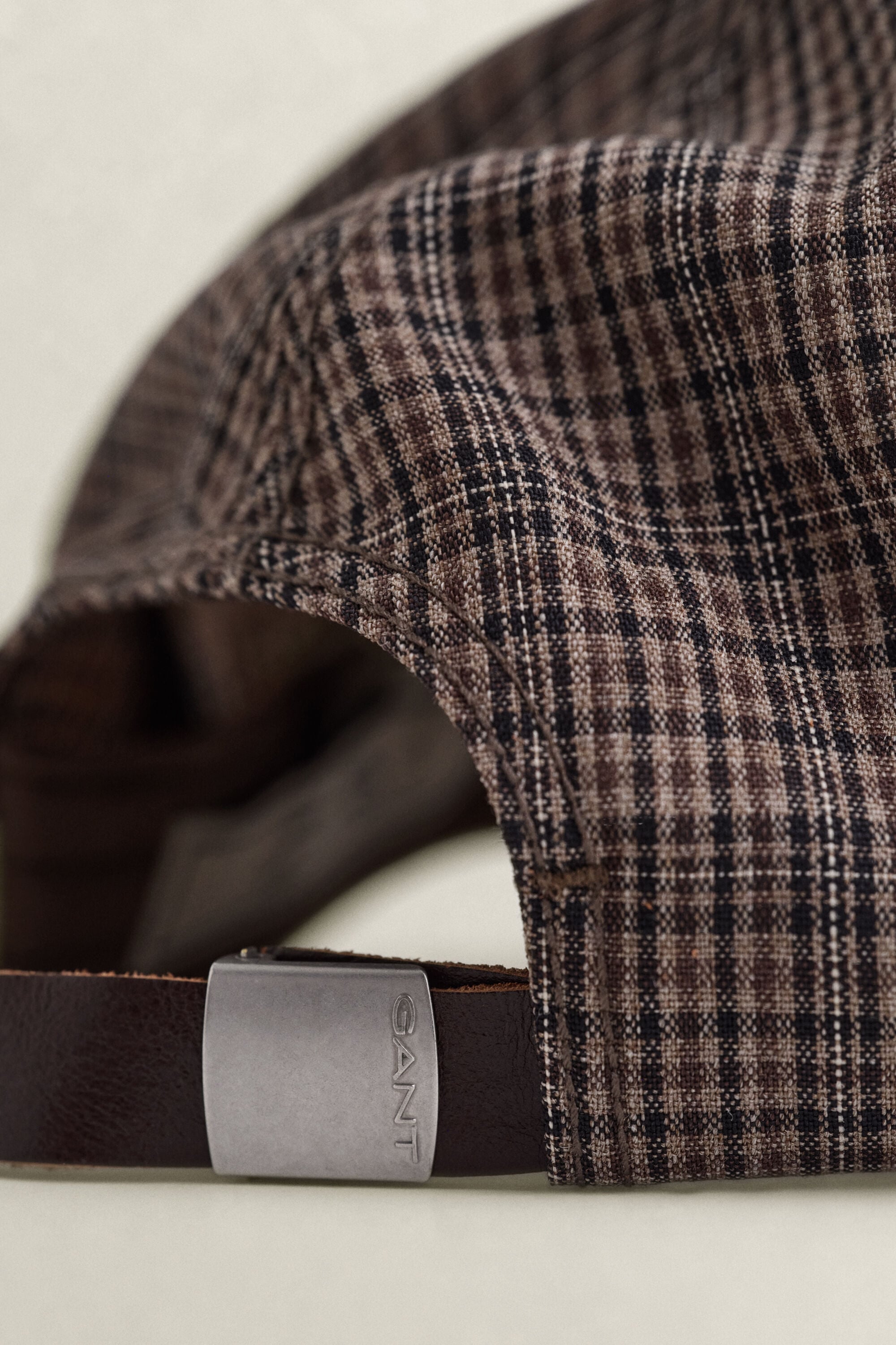 Casquette en laine à carreaux avec visière en cuir