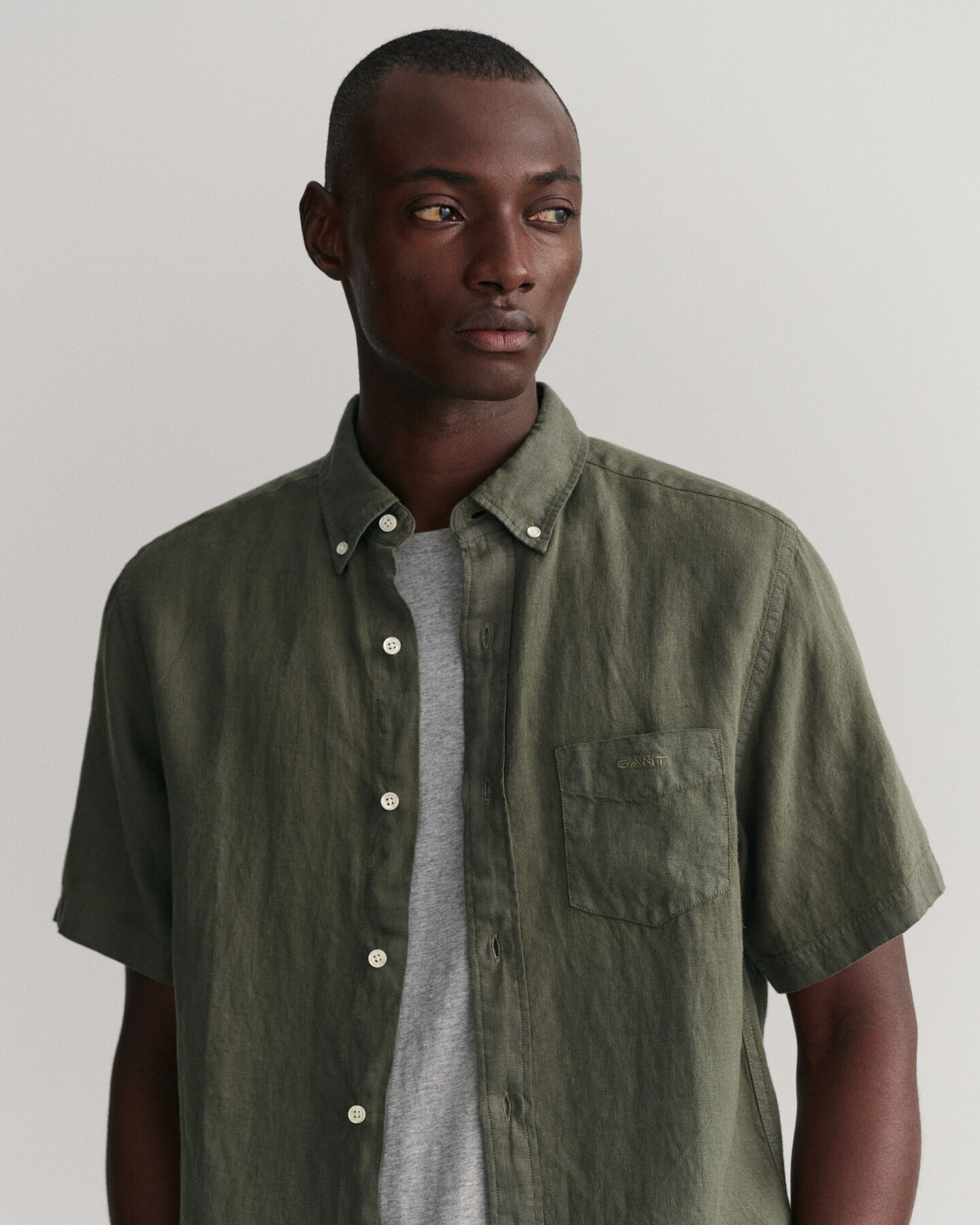 Chemise regular fit en lin teint en pi&egrave;ce &agrave; manches courtes