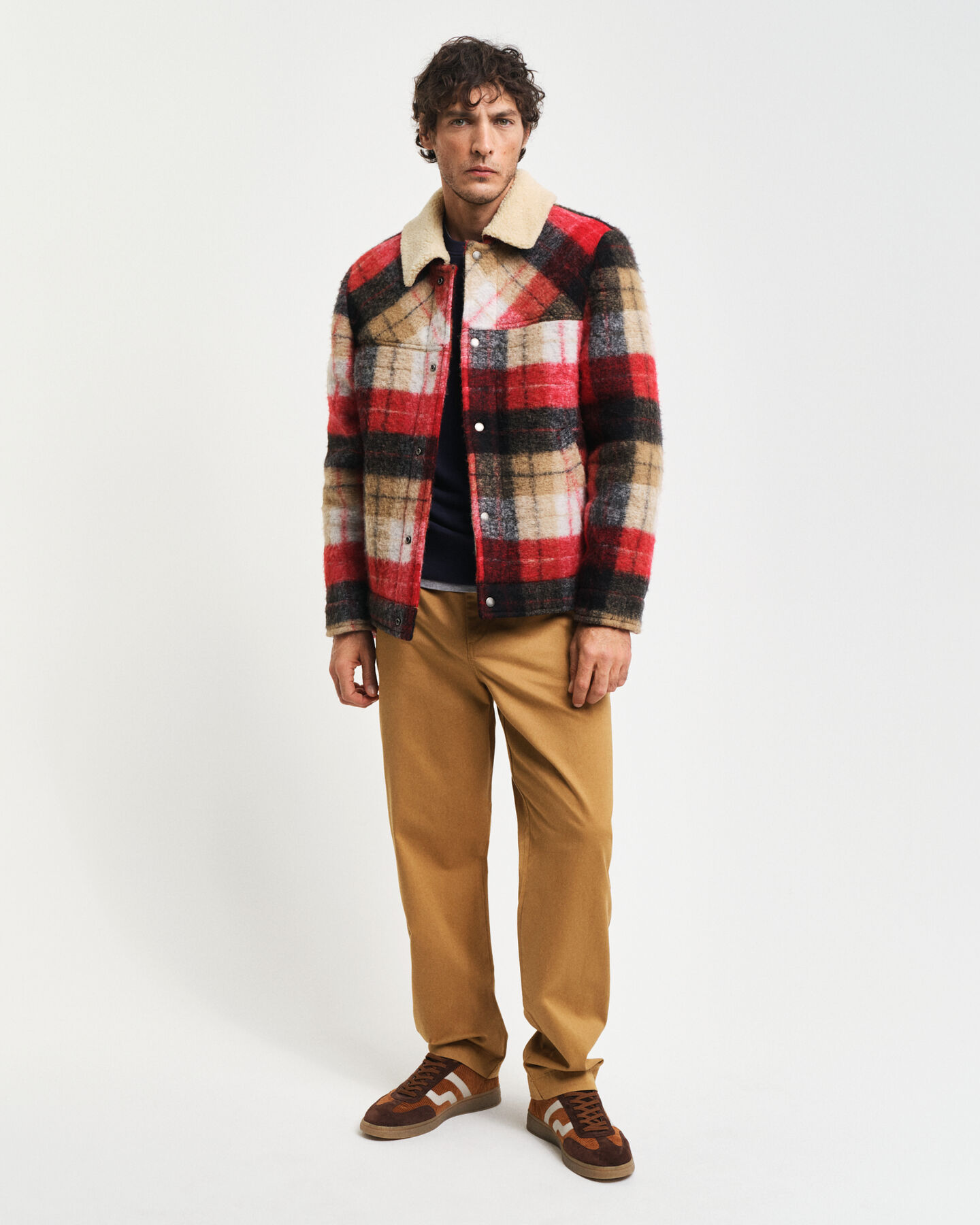 Pantalon chino regular fit en coton bross&eacute;