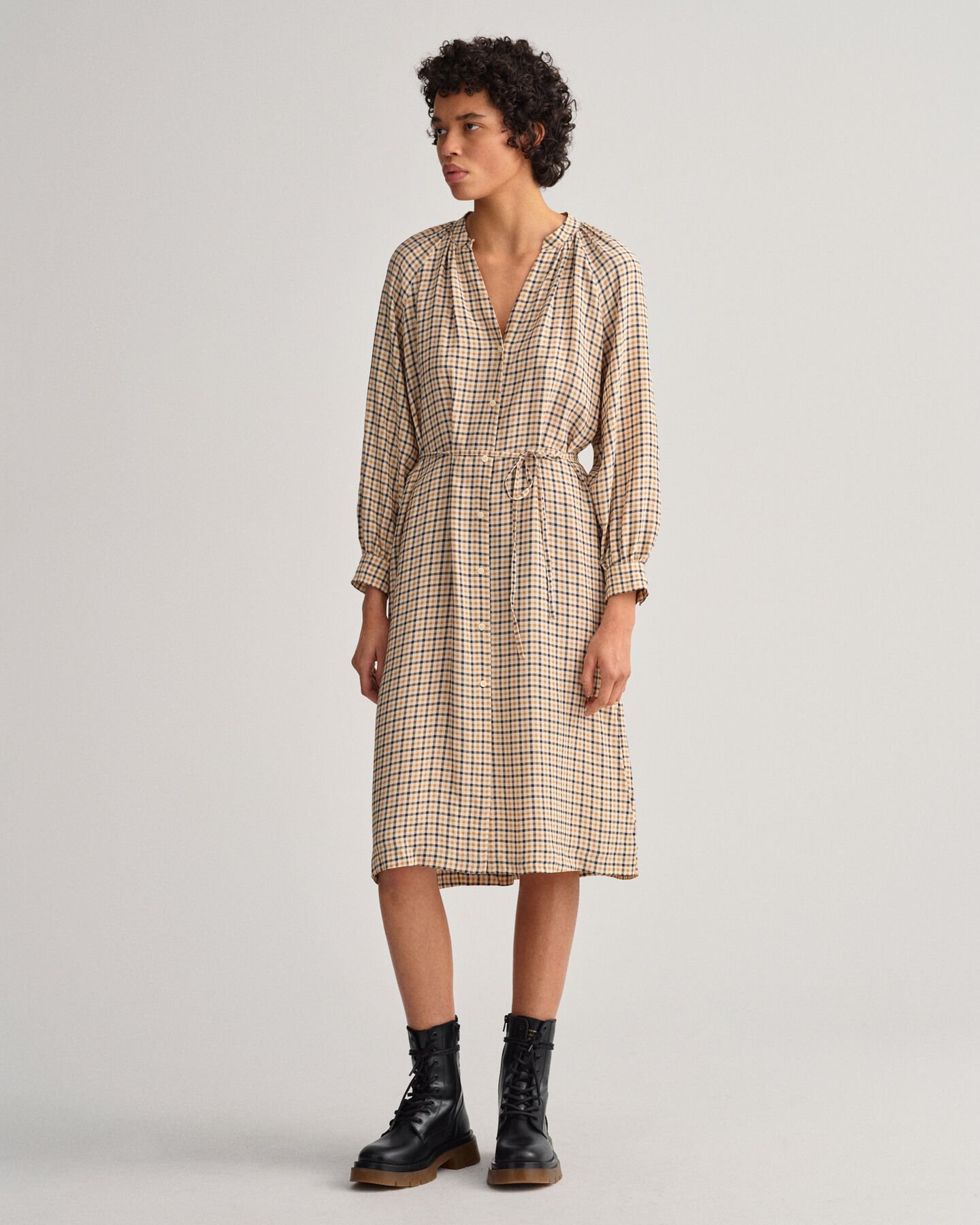 Robe-chemise &agrave; col droit et &agrave; carreaux