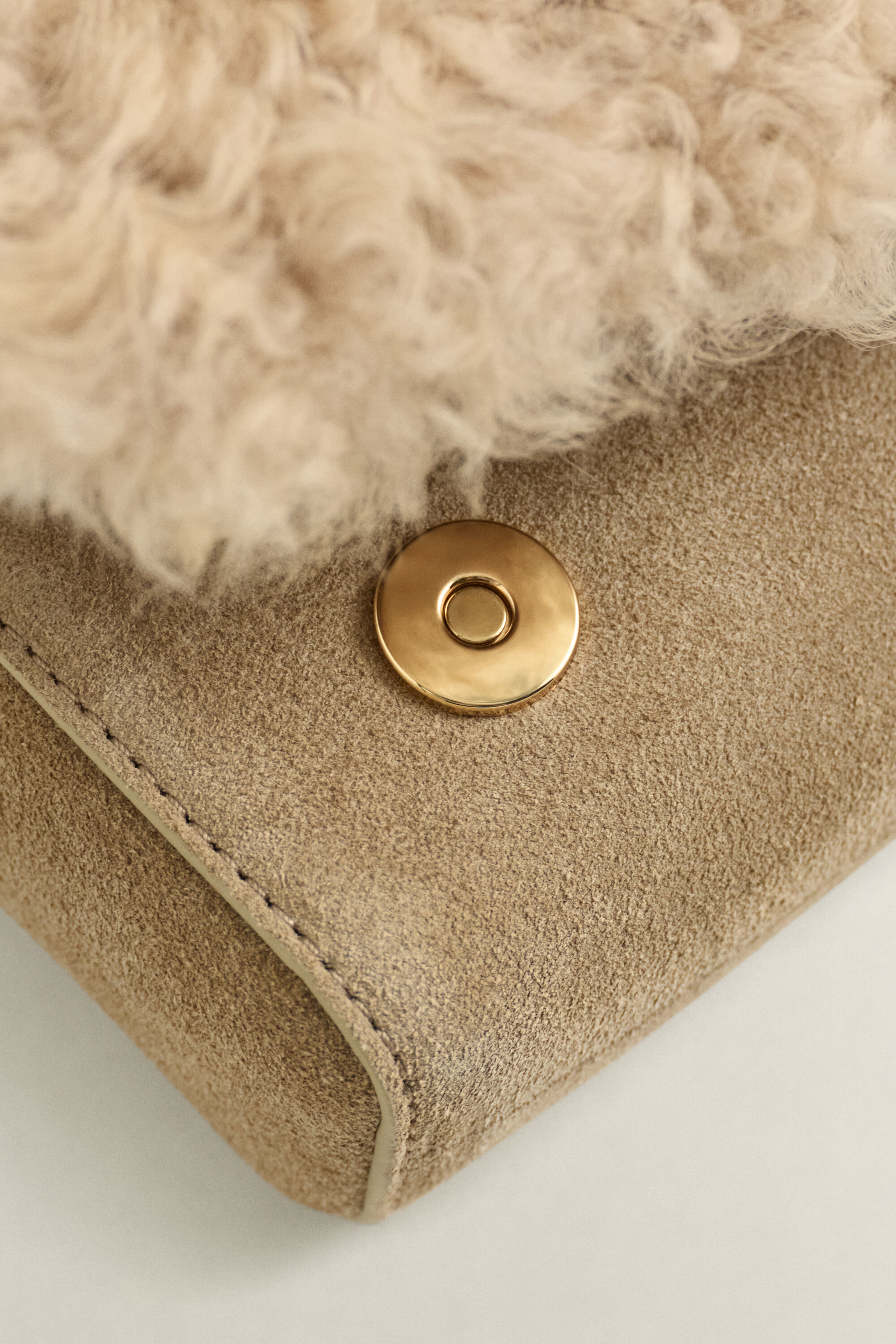 Pochette en peau lainée