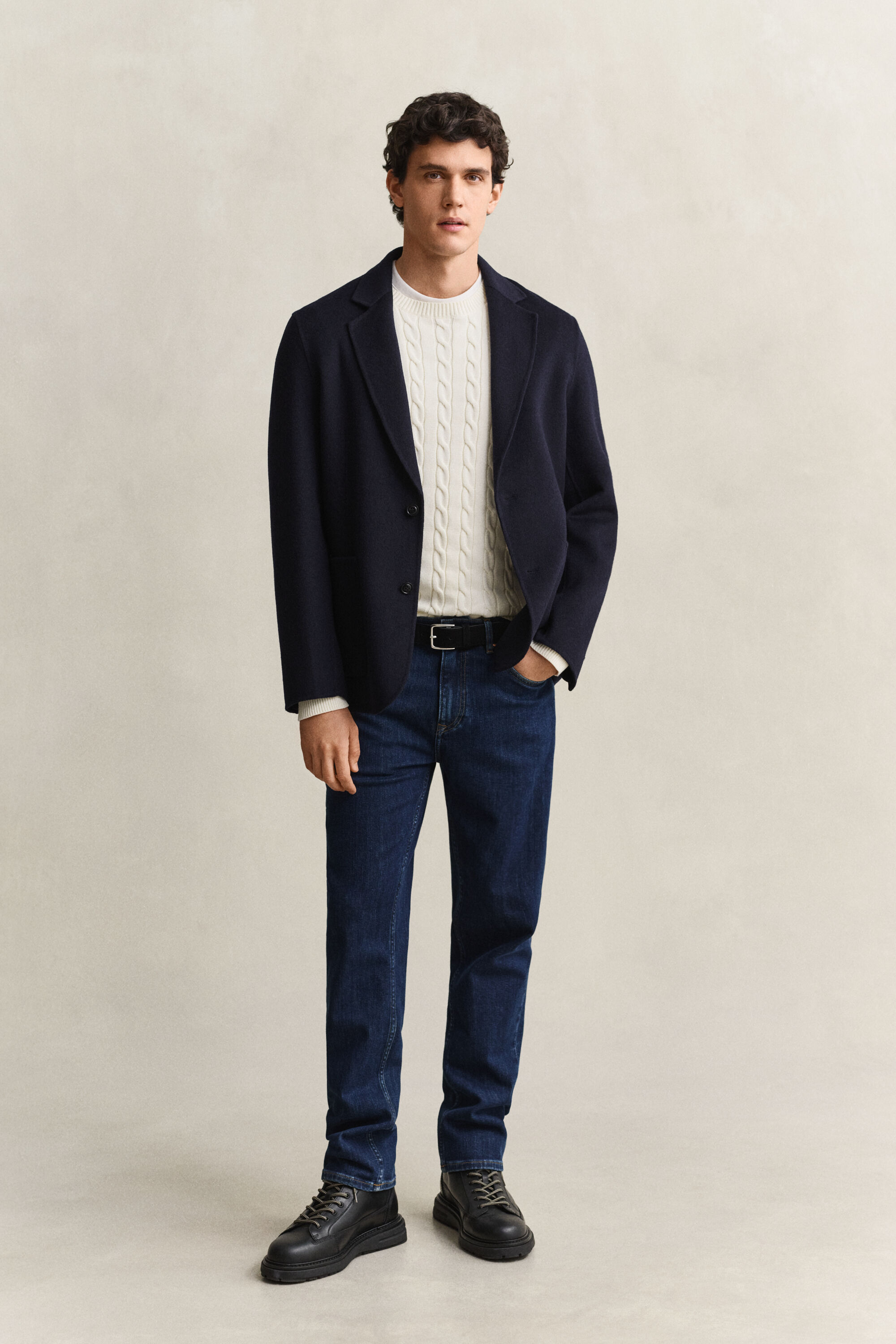Jean coupe regular à délavage épuré