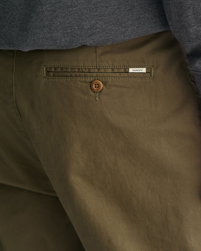 Pantalon chino coupe fuselée en sergé