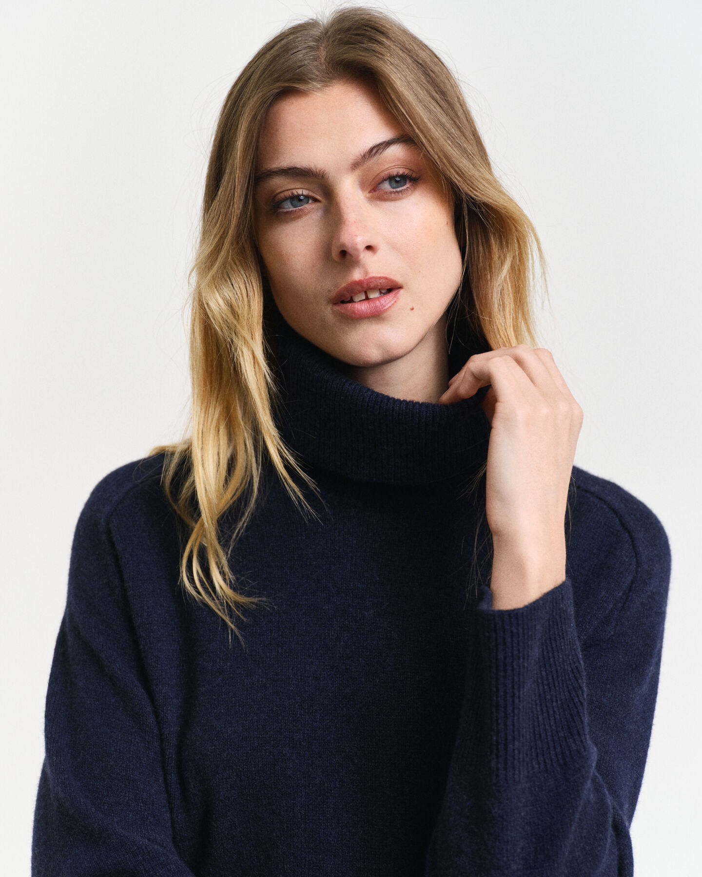 Robe col roulé avec finitions à chevrons