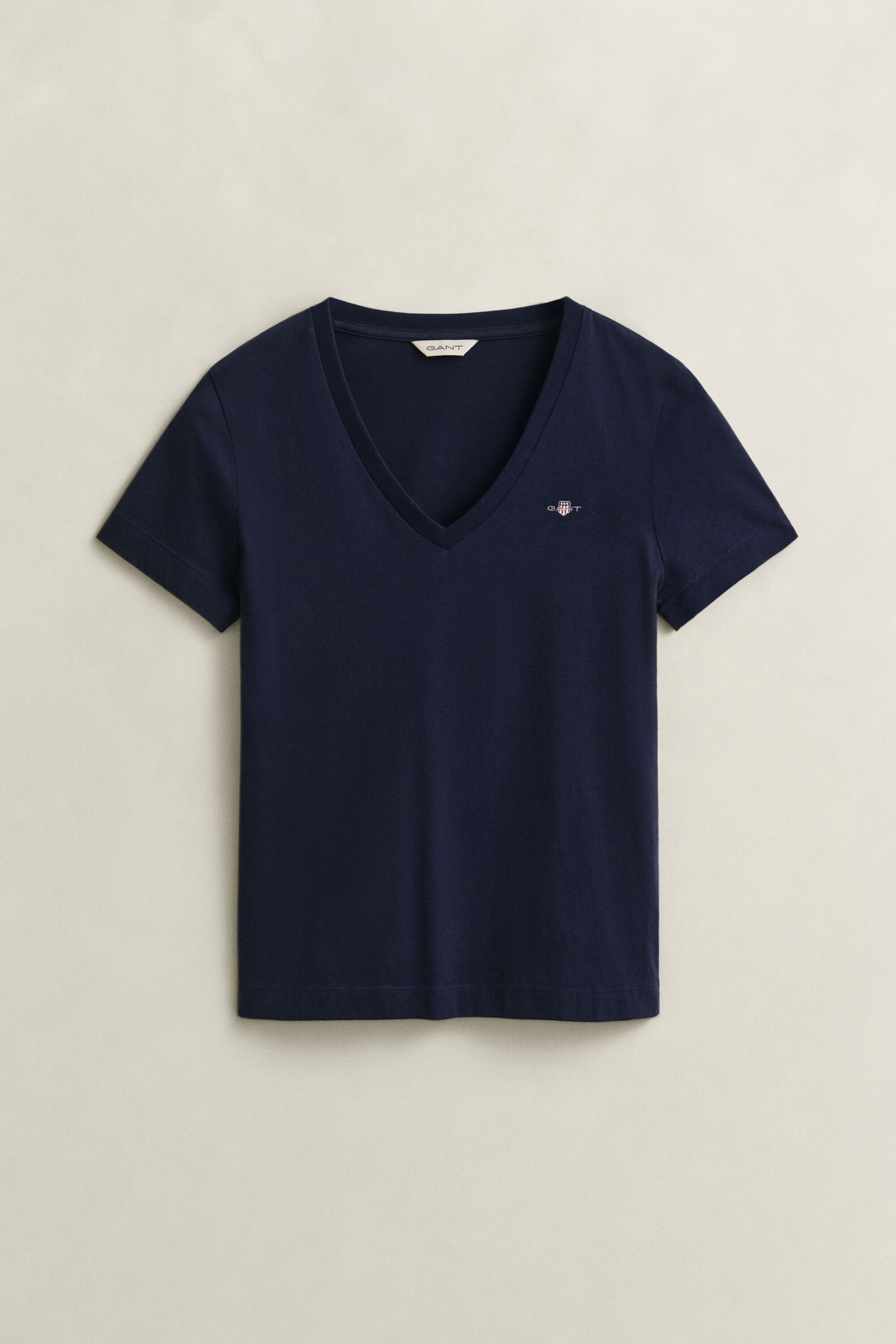 T-shirt col V avec écusson