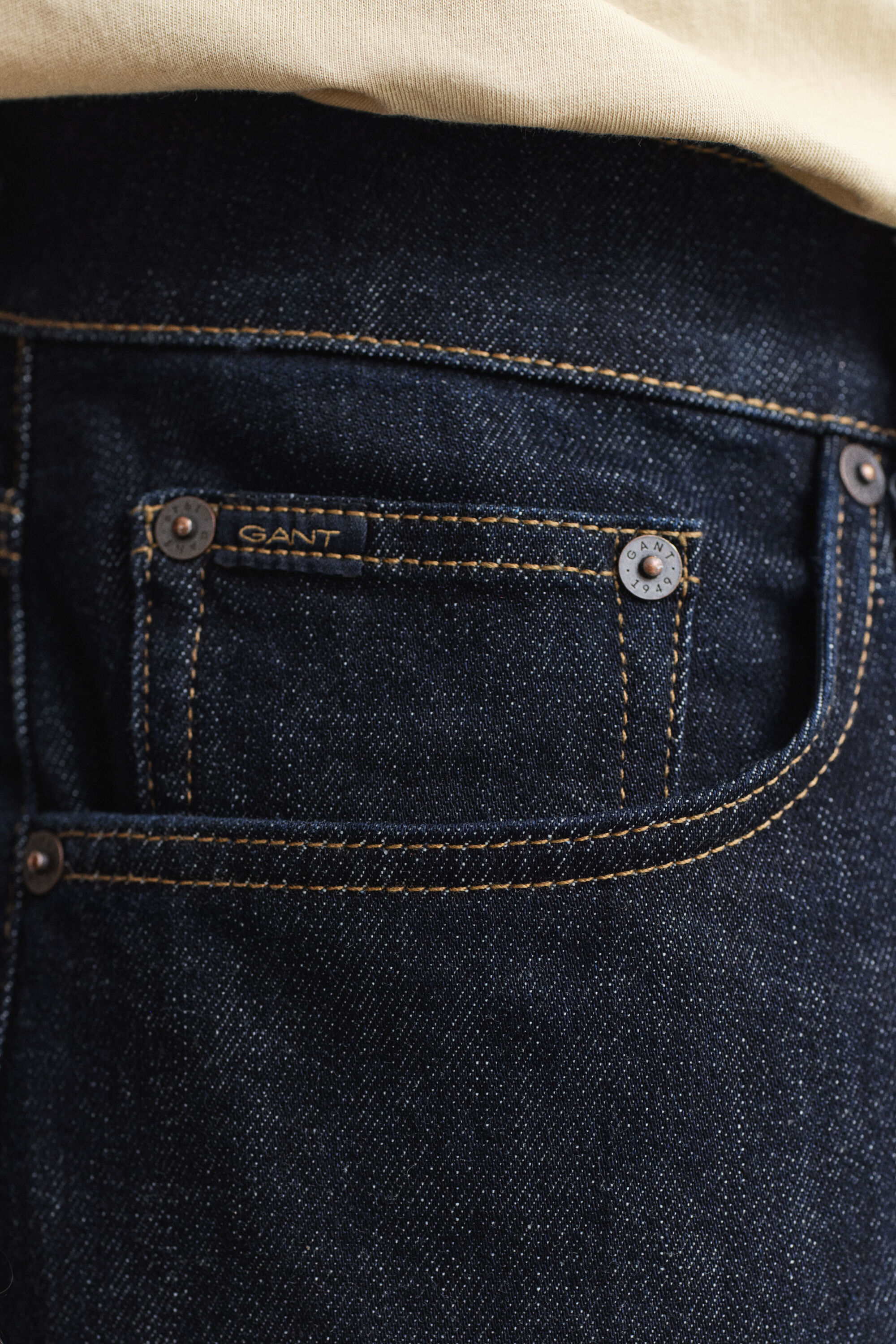 Jean coupe regular à délavage épuré