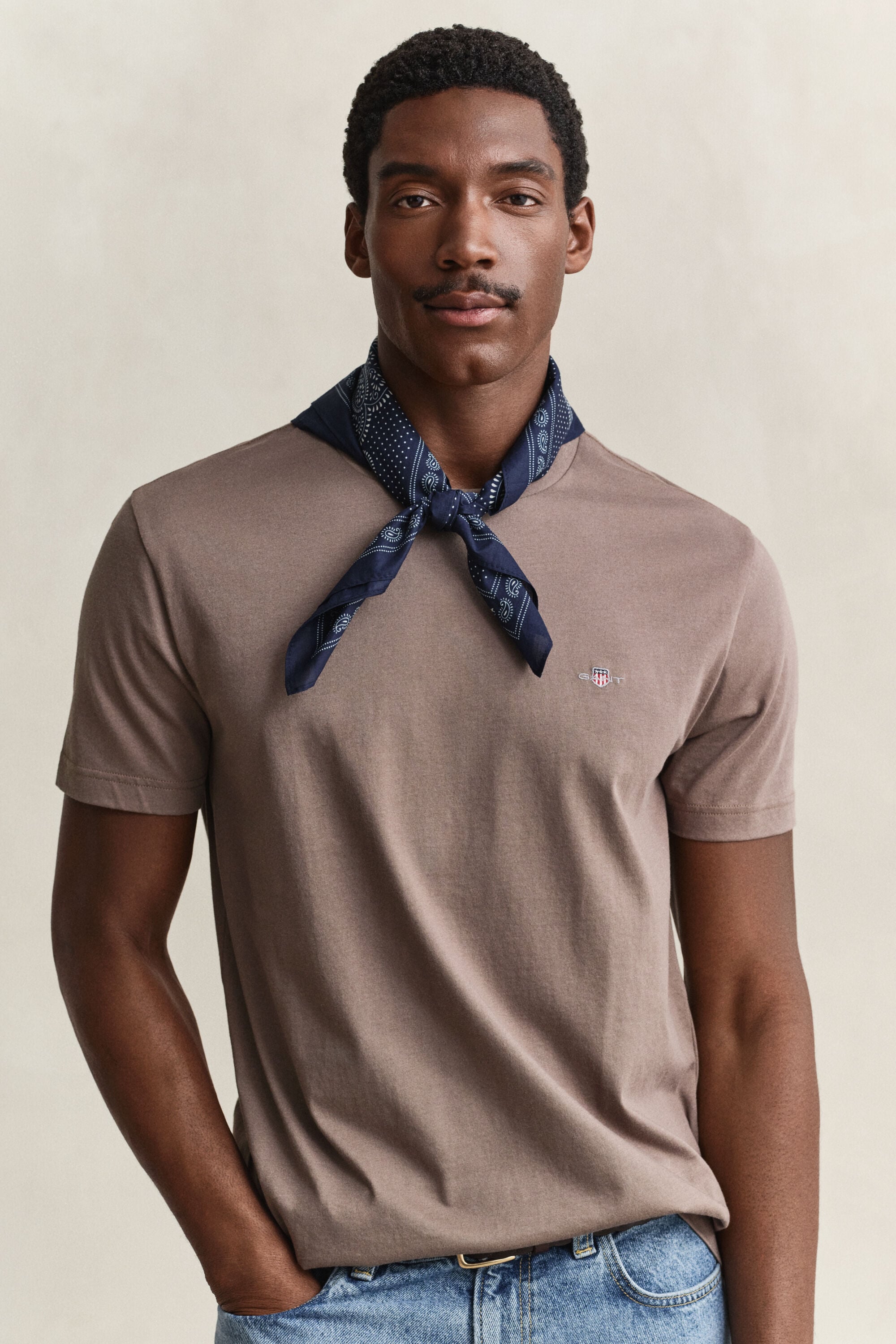 T-shirt coupe regular avec écusson