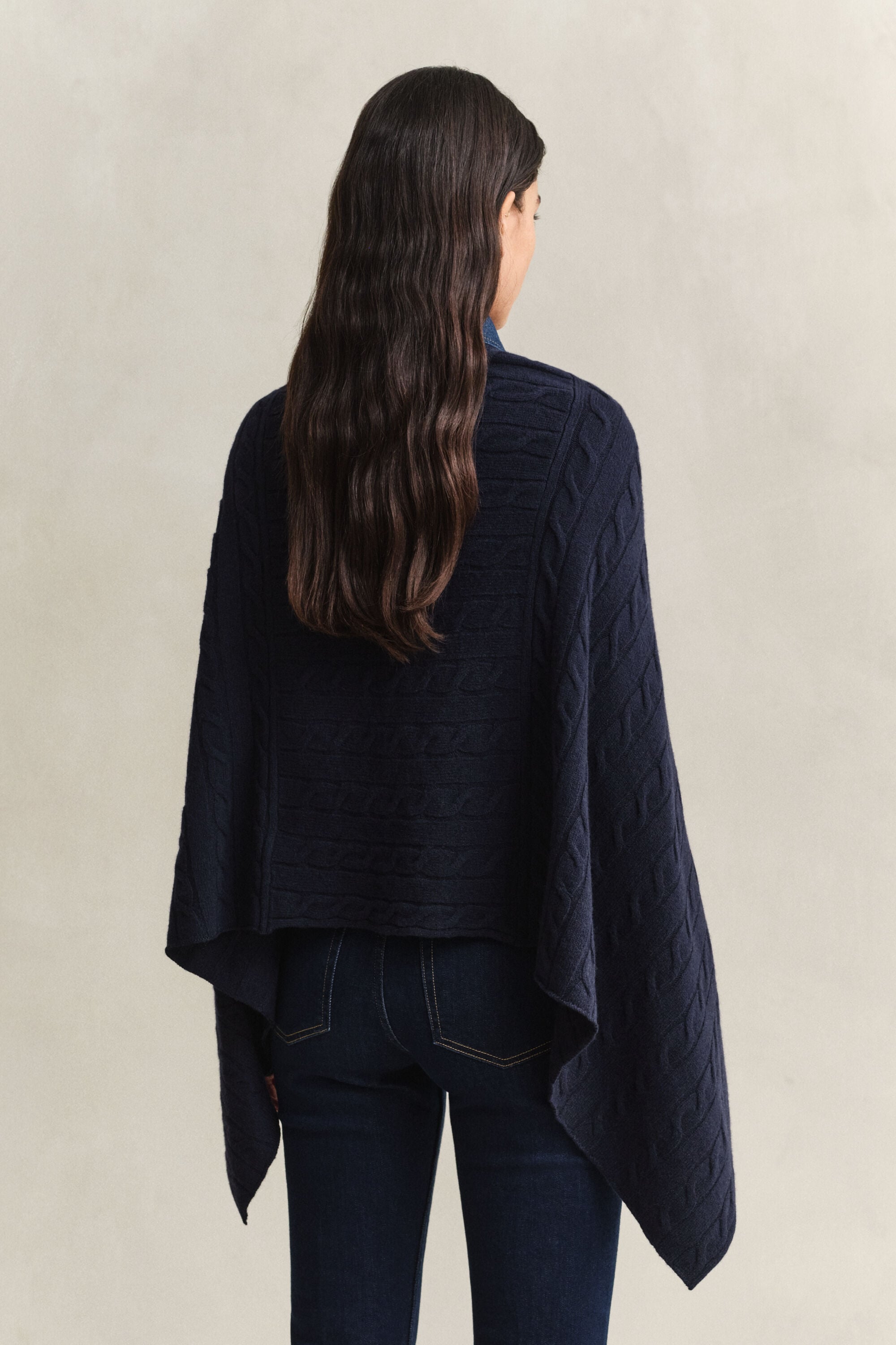 Poncho en maille de laine à torsades