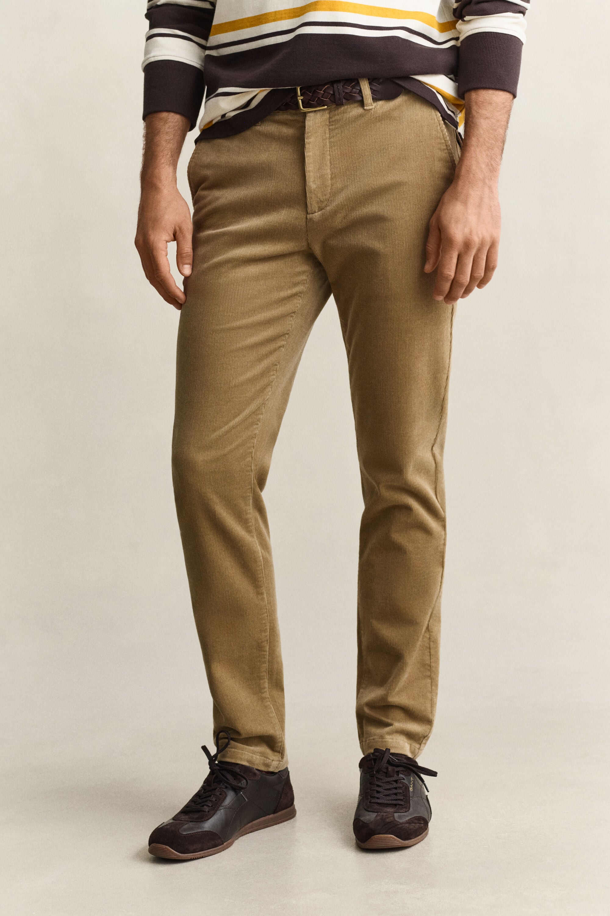 Pantalon chino slim en velours côtelé