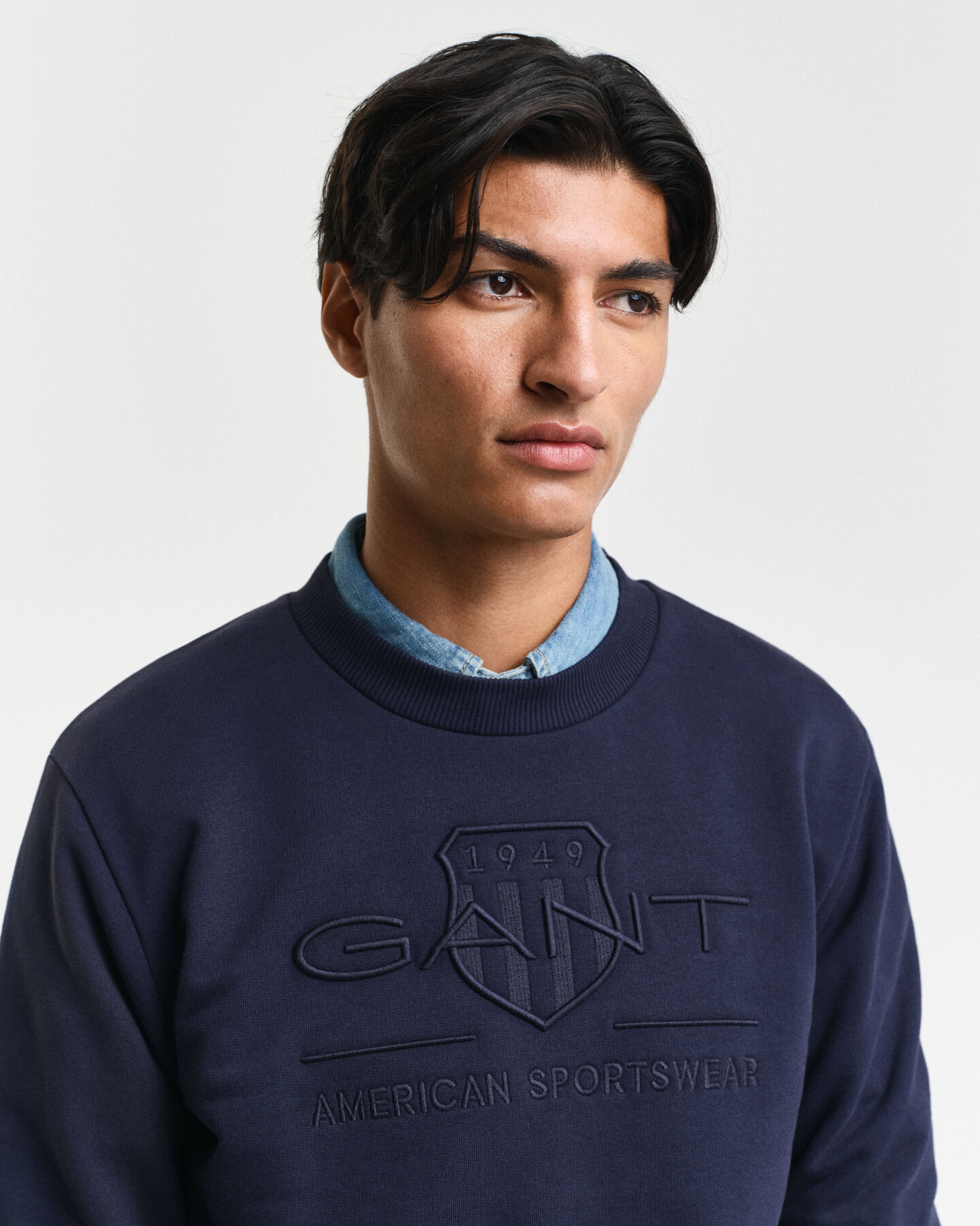 Sweat-shirt ras du cou avec &eacute;cusson ton sur ton