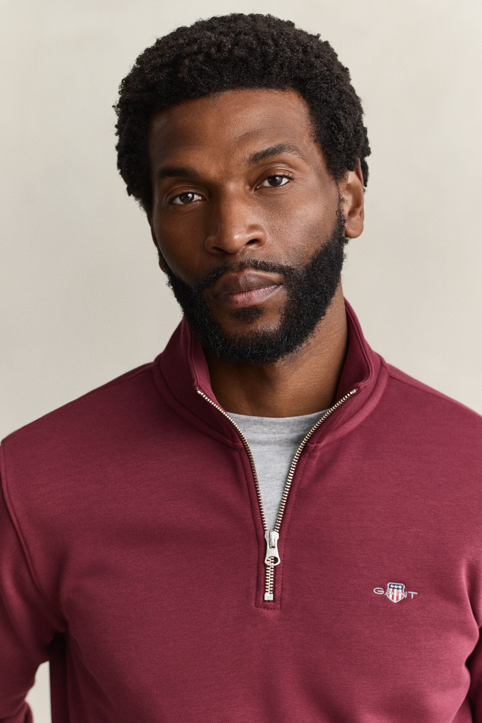 Sweat-shirt à demi-zip avec écusson