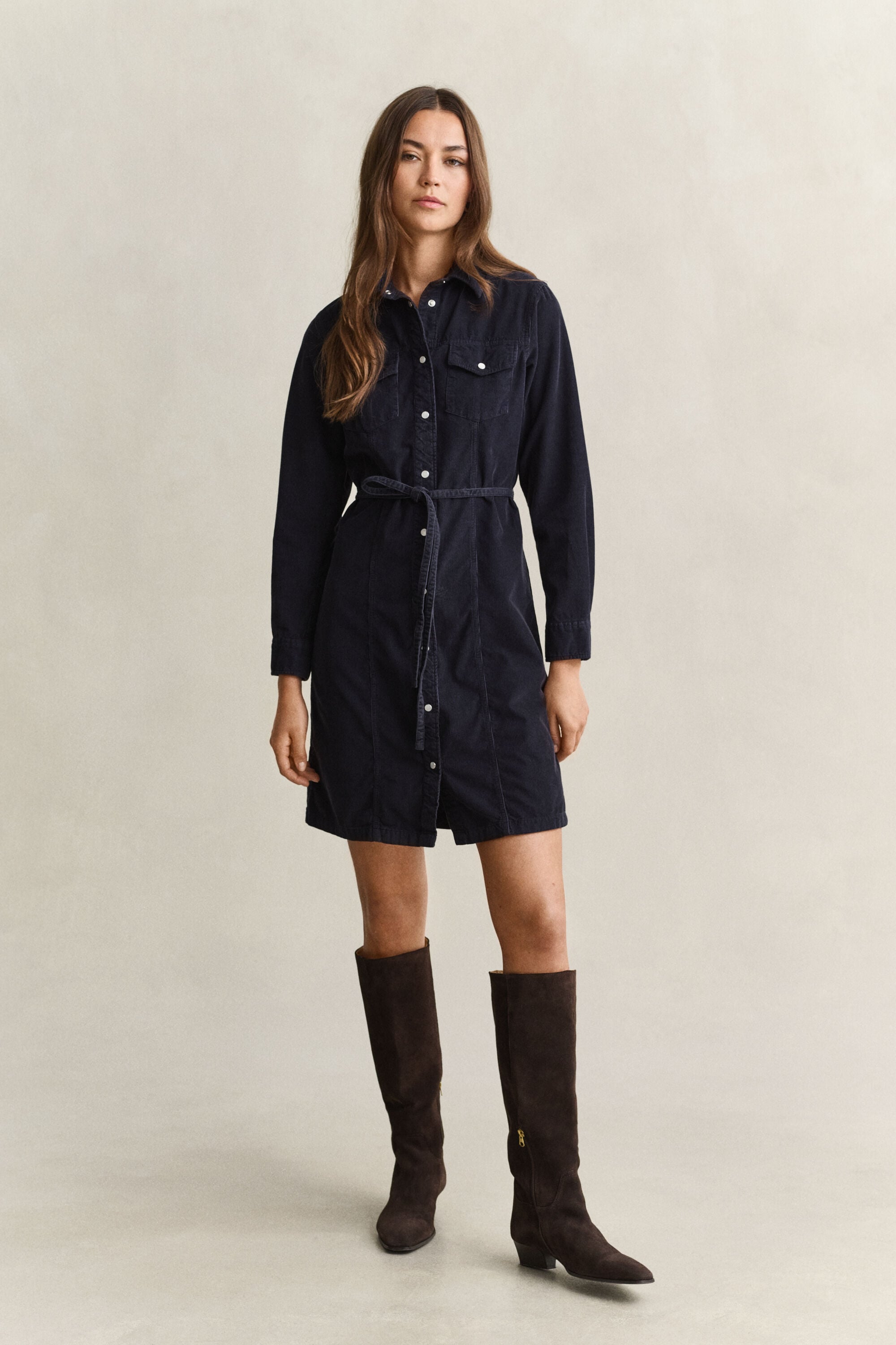 Robe-chemise en velours côtelé avec ceinture