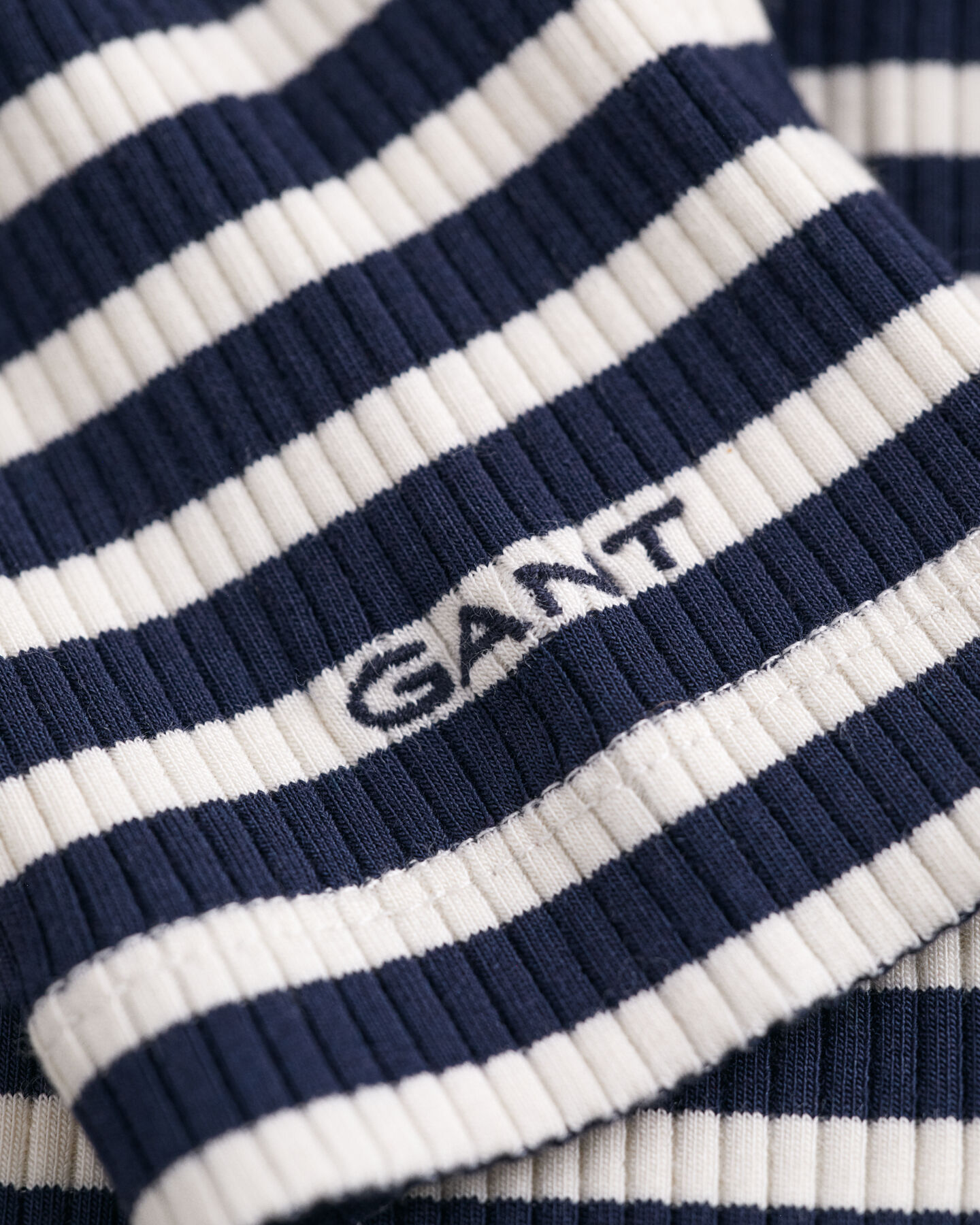 Haut col roulé côtelé à rayures et manches longues