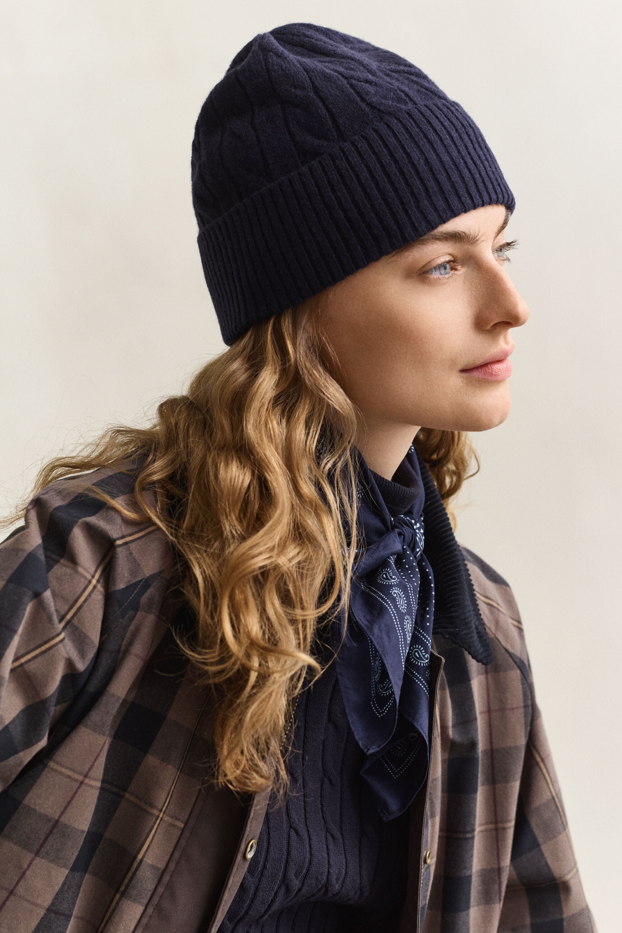 Bonnet en maille de laine à torsades