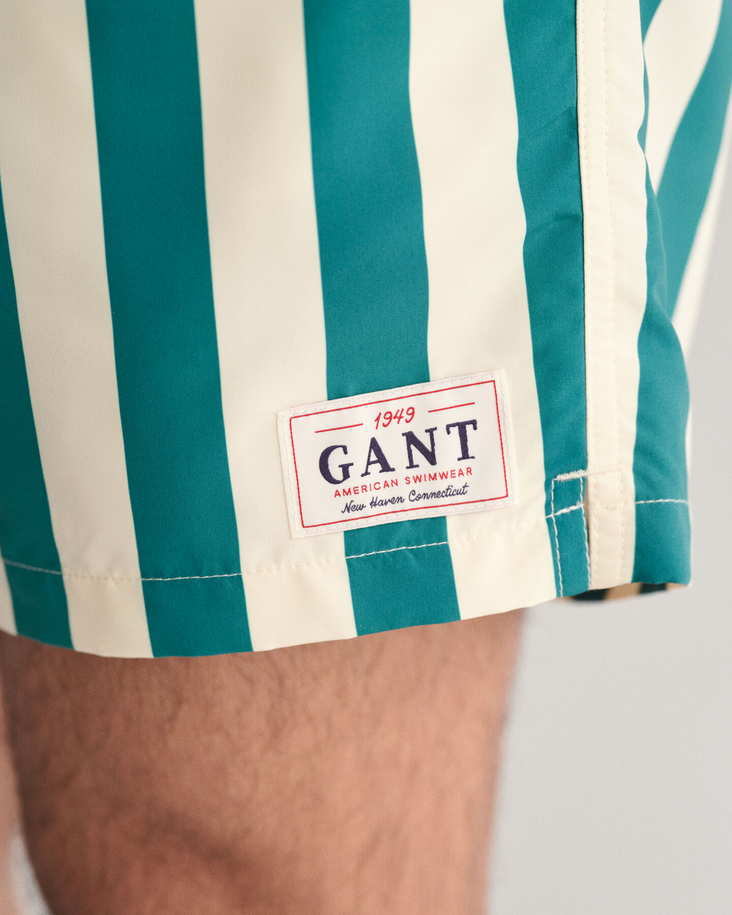 Short de bain &agrave; rayures en colour-block