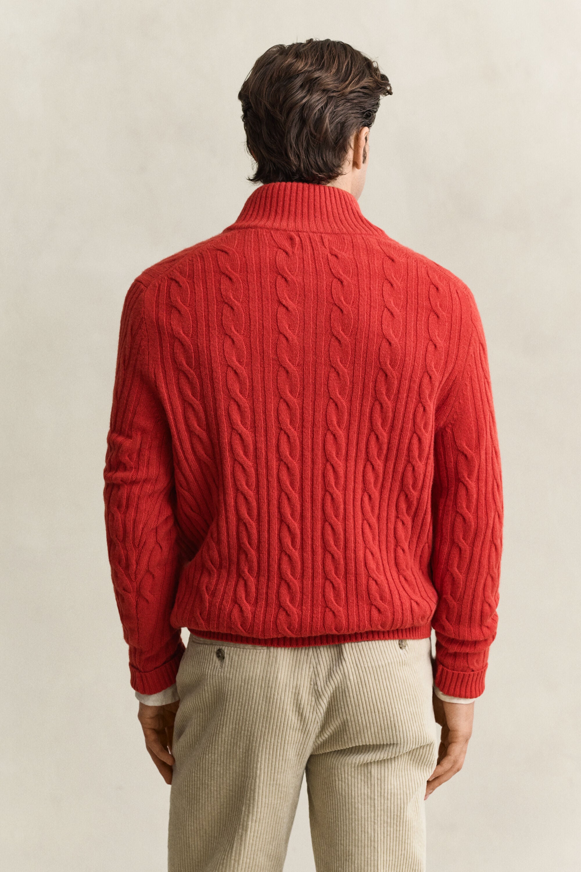 Pull semi-boutonné en laine d’agneau à maille torsadée