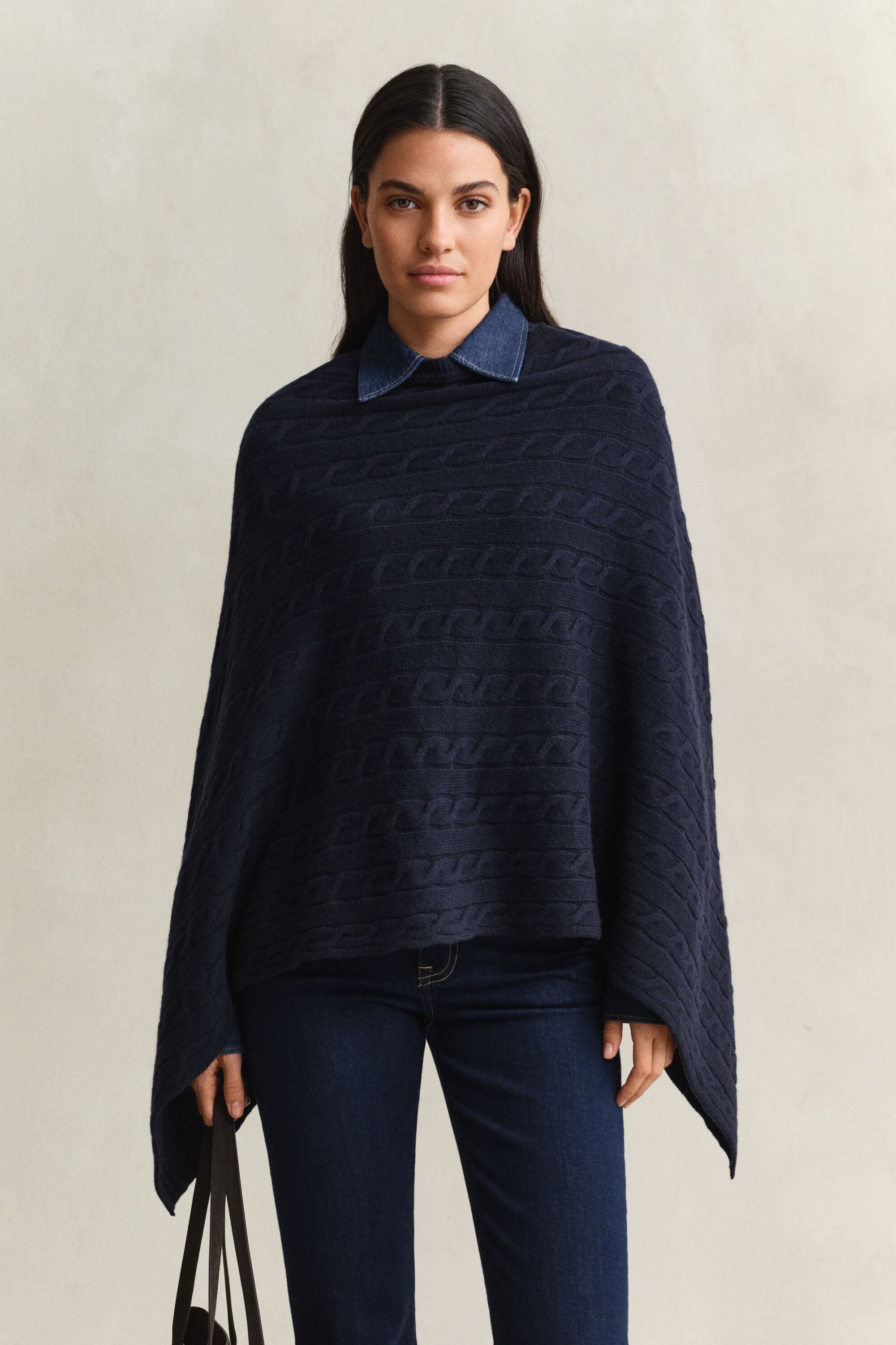 Poncho en maille de laine à torsades