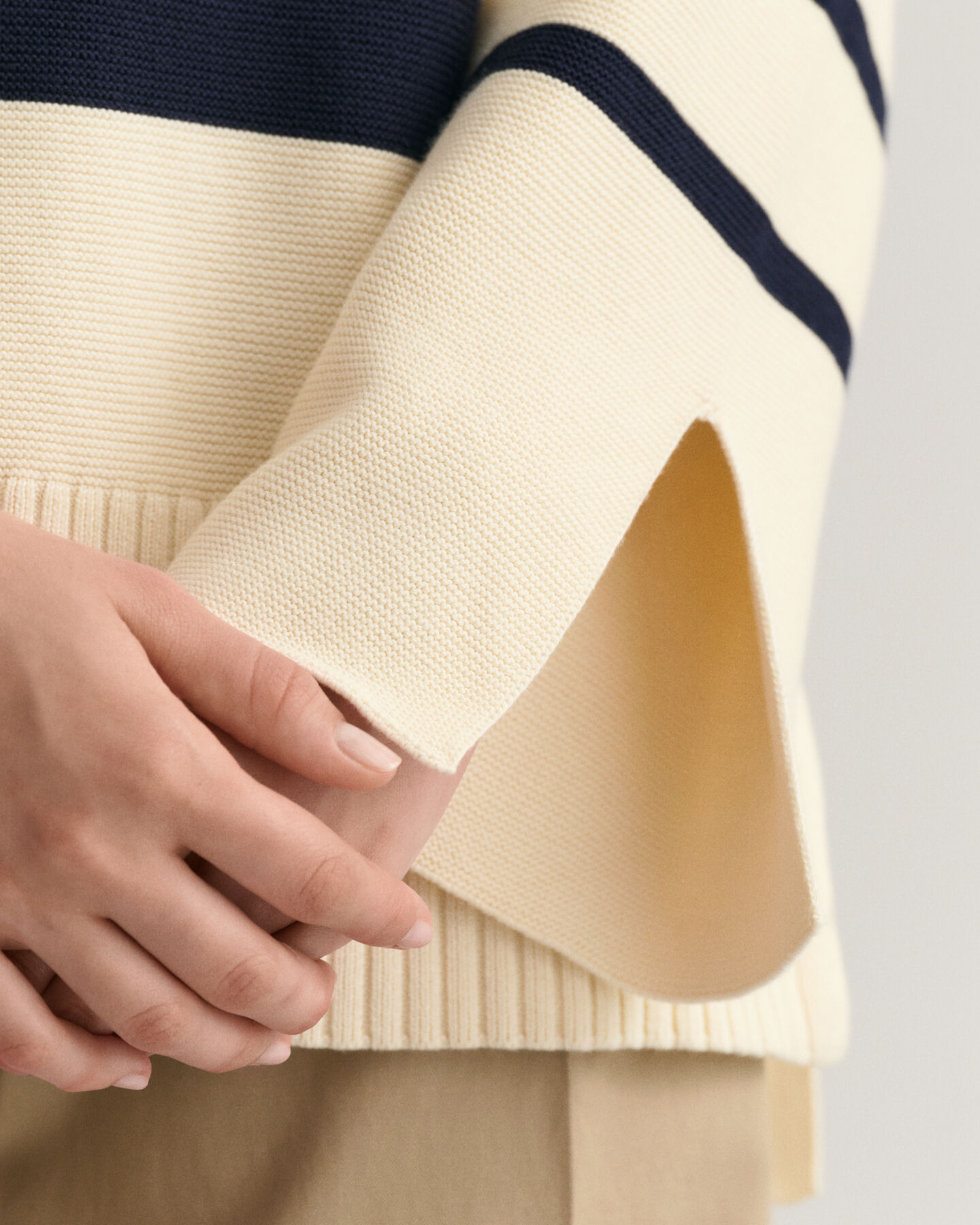 Pull en maille &agrave; col ouvert et rayures marini&egrave;res