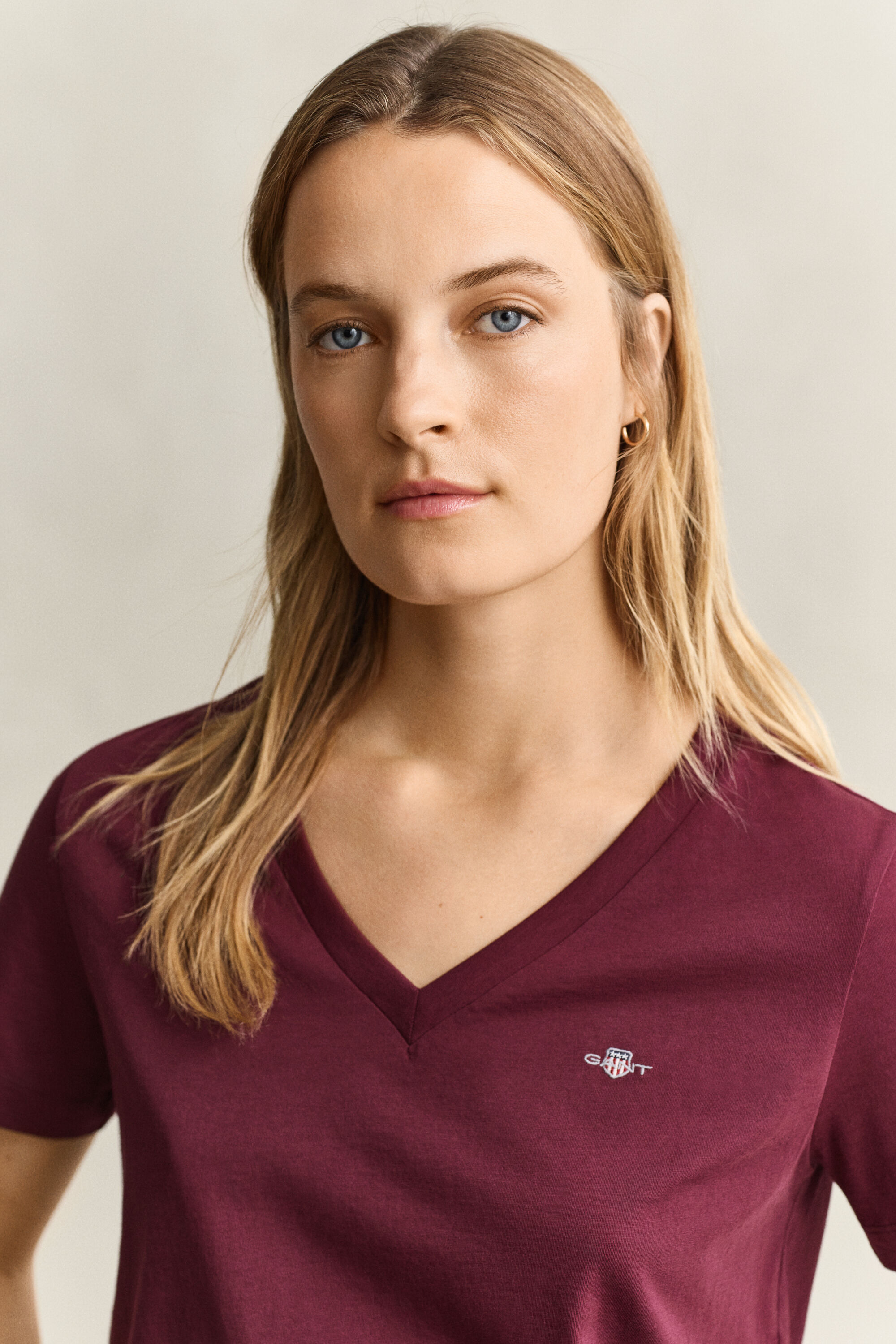 T-shirt col V avec écusson